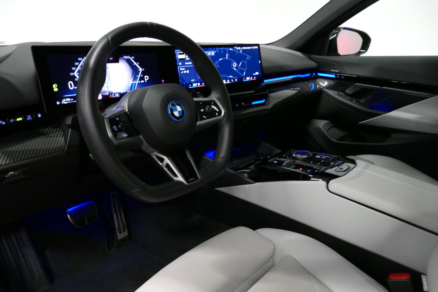 BMW 5 Serie Touring 530e xDrive M Sport Pro Edition / UNIEK!!! / M5 Look / M Sport Bodykit / Panoramadak / Stoelkoeling & -verwarming / Carbon interieur / Iconic Glow / Harman Kardon / Elektr. verstelbare voorstoelen + memory / HUD / Apple Carplay - Android Auto / Ro
