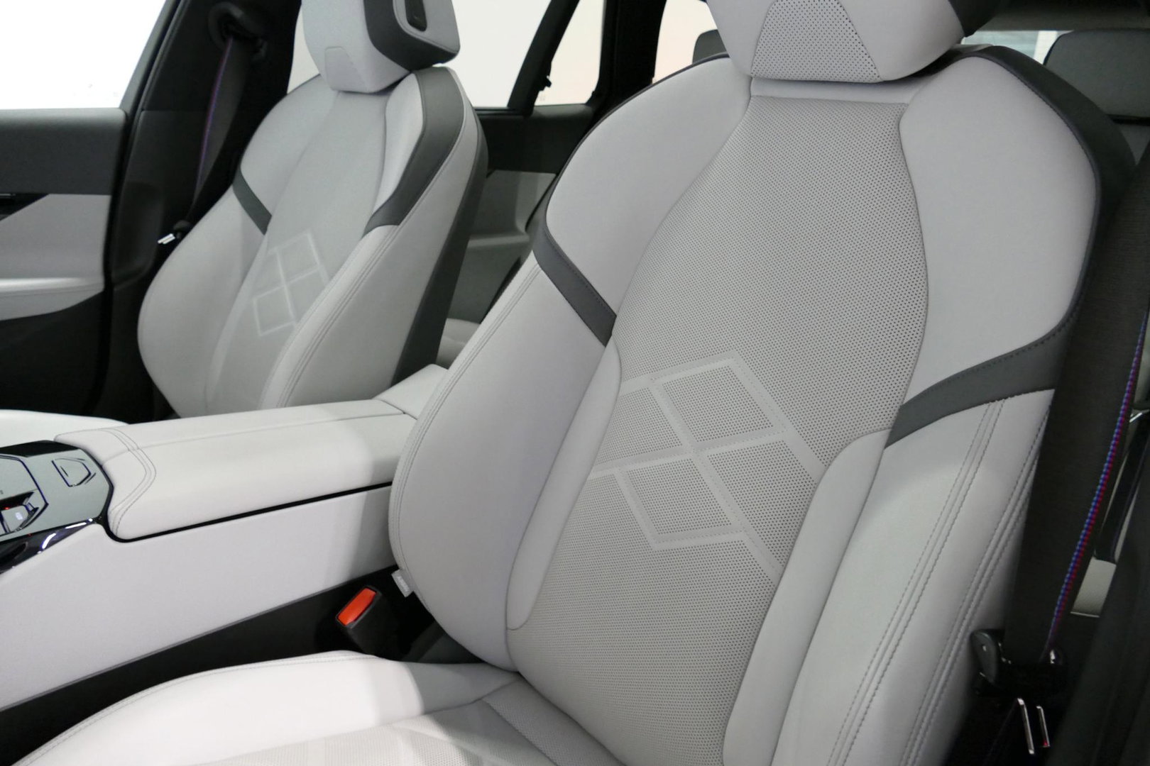 BMW 5 Serie Touring 530e xDrive M Sport Pro Edition / UNIEK!!! / M5 Look / M Sport Bodykit / Panoramadak / Stoelkoeling & -verwarming / Carbon interieur / Iconic Glow / Harman Kardon / Elektr. verstelbare voorstoelen + memory / HUD / Apple Carplay - Android Auto / Ro