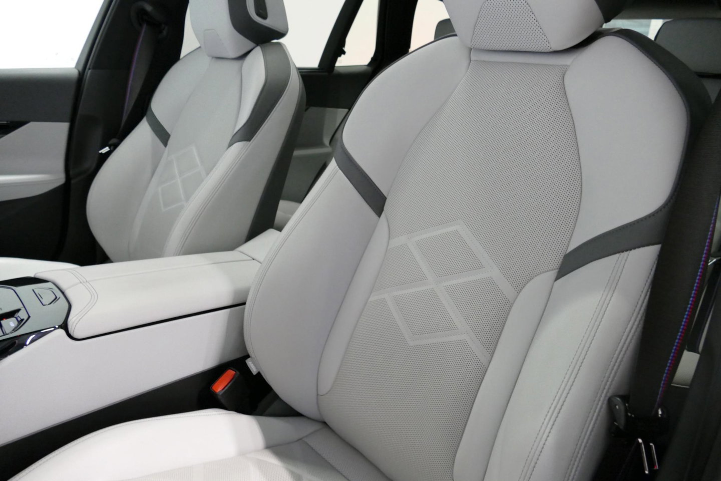 BMW 5 Serie Touring 530e xDrive M Sport Pro Edition / UNIEK!!! / M5 Look / M Sport Bodykit / Panoramadak / Stoelkoeling & -verwarming / Carbon interieur / Iconic Glow / Harman Kardon / Elektr. verstelbare voorstoelen + memory / HUD / Apple Carplay - Android Auto / Ro