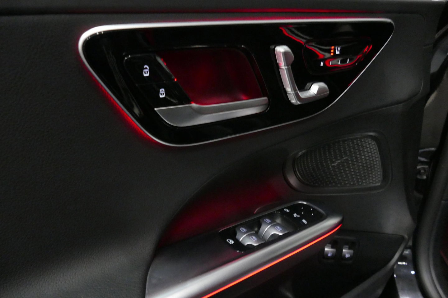 Mercedes-Benz C-Klasse 300 e AMG Line / C63S AMG Diffuser / Brabus Grille / Maxton Design Bodykit V.2 / Elektr. verstelbare voorstoelen + memory / Digital Light (Laser) / Rondomzichtcamera / Apple Carplay - Android Auto / Ambienteverlichting / 20'' LMV / Stoelverwarming / Dodeh