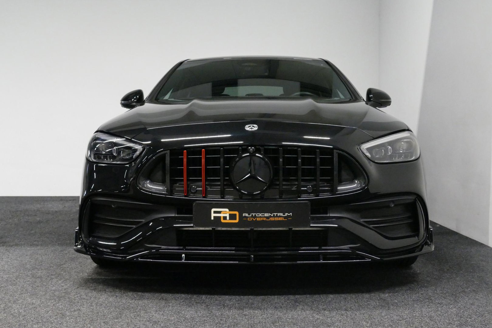 Mercedes-Benz C-Klasse 300 e AMG Line / C63S AMG Diffuser / Brabus Grille / Maxton Design Bodykit V.2 / Elektr. verstelbare voorstoelen + memory / Digital Light (Laser) / Rondomzichtcamera / Apple Carplay - Android Auto / Ambienteverlichting / 20'' LMV / Stoelverwarming / Dodeh