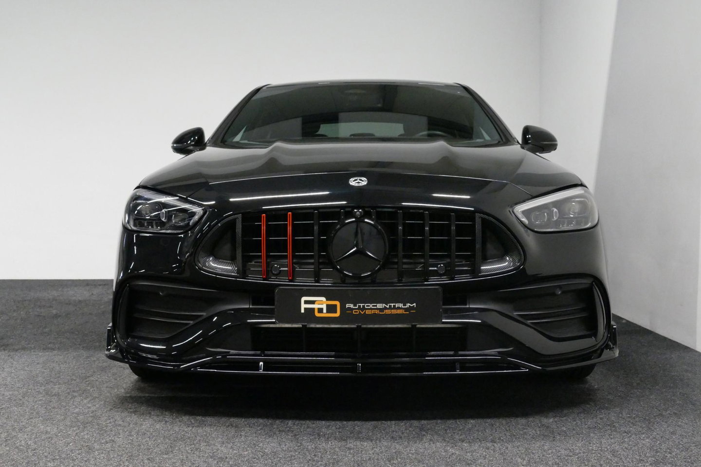 Mercedes-Benz C-Klasse 300 e AMG Line / C63S AMG Diffuser / Brabus Grille / Maxton Design Bodykit V.2 / Elektr. verstelbare voorstoelen + memory / Digital Light (Laser) / Rondomzichtcamera / Apple Carplay - Android Auto / Ambienteverlichting / 20'' LMV / Stoelverwarming / Dodeh