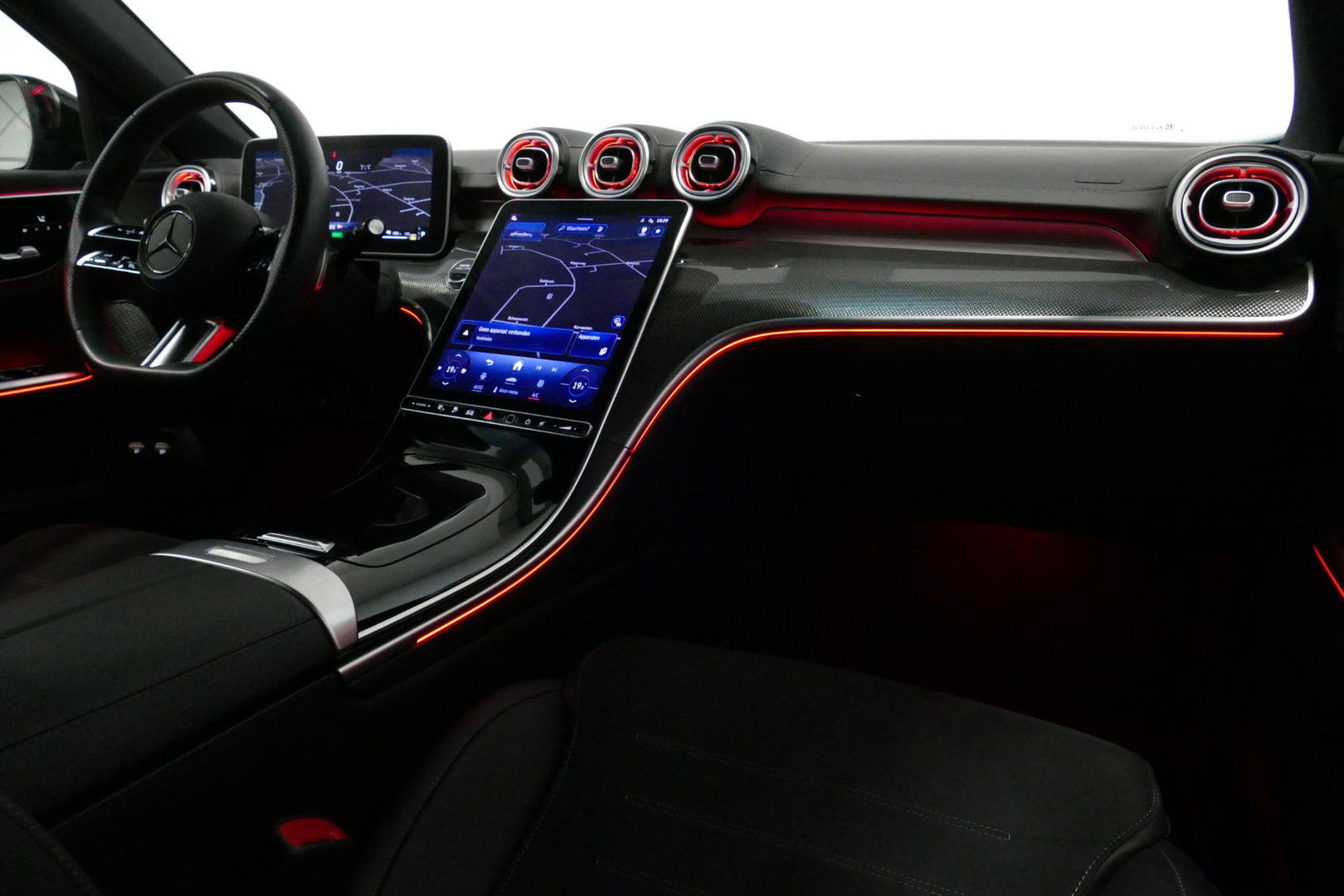 Mercedes-Benz C-Klasse 300 e AMG Line / C63S AMG Diffuser / Brabus Grille / Maxton Design Bodykit V.2 / Elektr. verstelbare voorstoelen + memory / Digital Light (Laser) / Rondomzichtcamera / Apple Carplay - Android Auto / Ambienteverlichting / 20'' LMV / Stoelverwarming / Dodeh