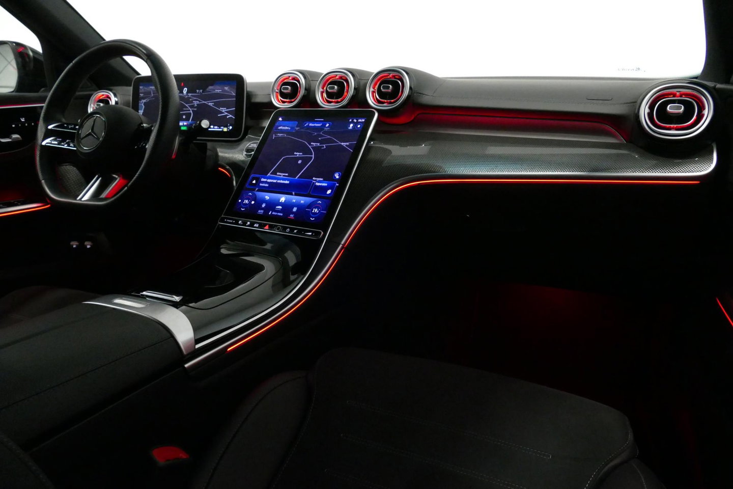 Mercedes-Benz C-Klasse 300 e AMG Line / C63S AMG Diffuser / Brabus Grille / Maxton Design Bodykit V.2 / Elektr. verstelbare voorstoelen + memory / Digital Light (Laser) / Rondomzichtcamera / Apple Carplay - Android Auto / Ambienteverlichting / 20'' LMV / Stoelverwarming / Dodeh