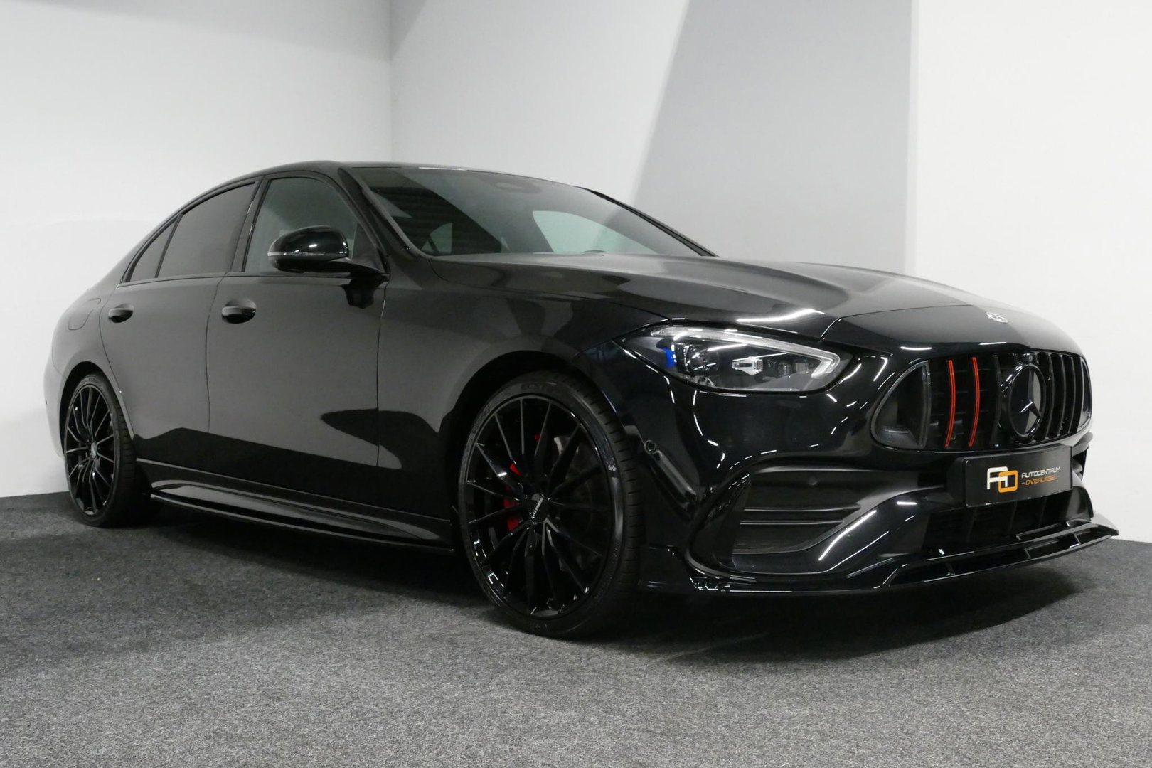 Mercedes-Benz C-Klasse 300 e AMG Line / C63S AMG Diffuser / Brabus Grille / Maxton Design Bodykit V.2 / Elektr. verstelbare voorstoelen + memory / Digital Light (Laser) / Rondomzichtcamera / Apple Carplay - Android Auto / Ambienteverlichting / 20'' LMV / Stoelverwarming / Dodeh