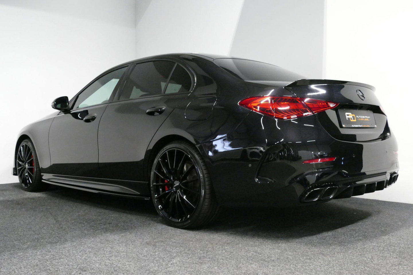 Mercedes-Benz C-Klasse 300 e AMG Line / C63S AMG Diffuser / Brabus Grille / Maxton Design Bodykit V.2 / Elektr. verstelbare voorstoelen + memory / Digital Light (Laser) / Rondomzichtcamera / Apple Carplay - Android Auto / Ambienteverlichting / 20'' LMV / Stoelverwarming / Dodeh