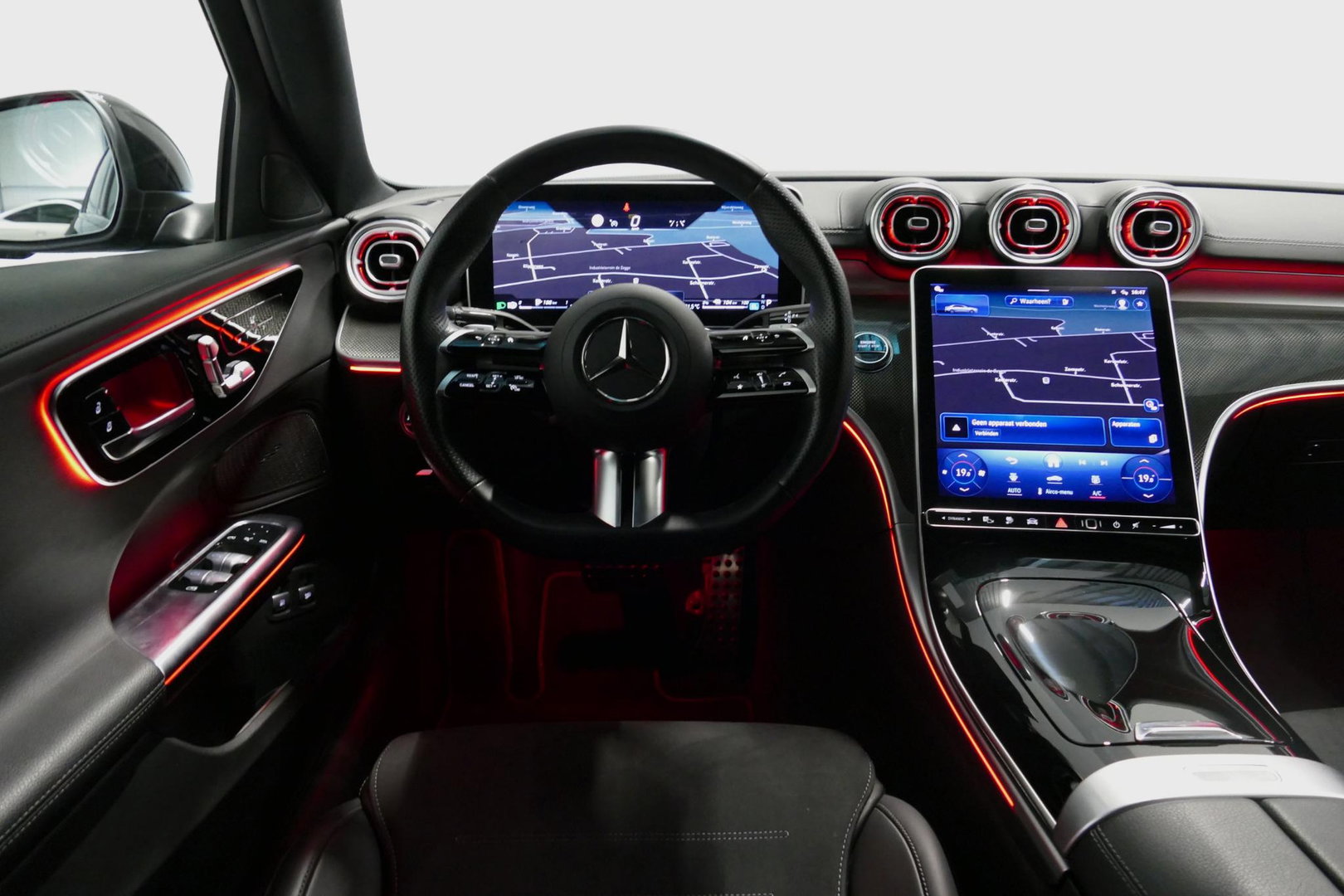 Mercedes-Benz C-Klasse 300 e AMG Line / C63S AMG Diffuser / Brabus Grille / Maxton Design Bodykit V.2 / Elektr. verstelbare voorstoelen + memory / Digital Light (Laser) / Rondomzichtcamera / Apple Carplay - Android Auto / Ambienteverlichting / 20'' LMV / Stoelverwarming / Dodeh
