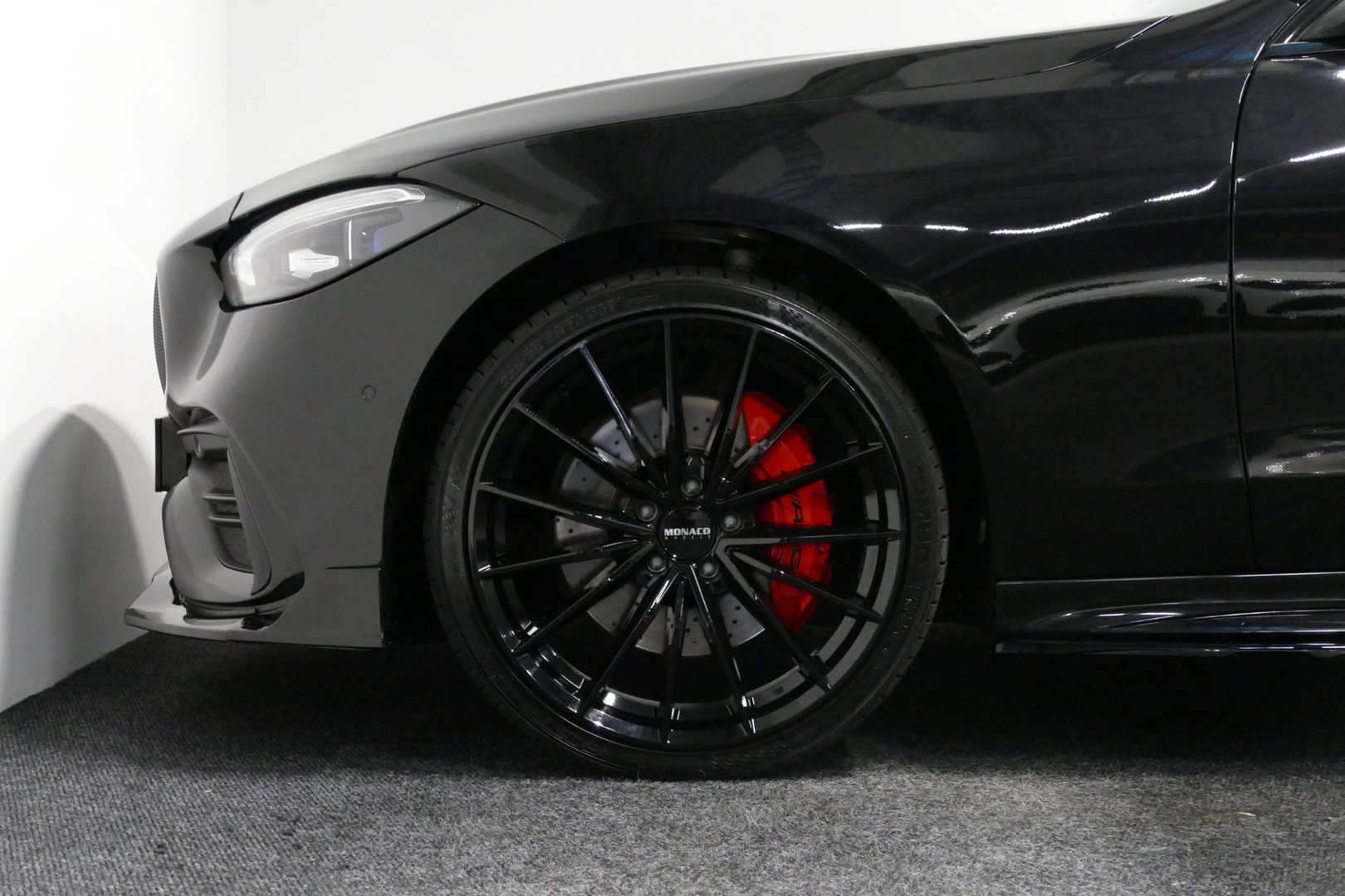 Mercedes-Benz C-Klasse 300 e AMG Line / C63S AMG Diffuser / Brabus Grille / Maxton Design Bodykit V.2 / Elektr. verstelbare voorstoelen + memory / Digital Light (Laser) / Rondomzichtcamera / Apple Carplay - Android Auto / Ambienteverlichting / 20'' LMV / Stoelverwarming / Dodeh