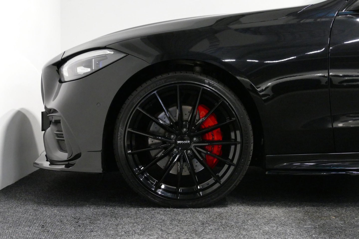 Mercedes-Benz C-Klasse 300 e AMG Line / C63S AMG Diffuser / Brabus Grille / Maxton Design Bodykit V.2 / Elektr. verstelbare voorstoelen + memory / Digital Light (Laser) / Rondomzichtcamera / Apple Carplay - Android Auto / Ambienteverlichting / 20'' LMV / Stoelverwarming / Dodeh