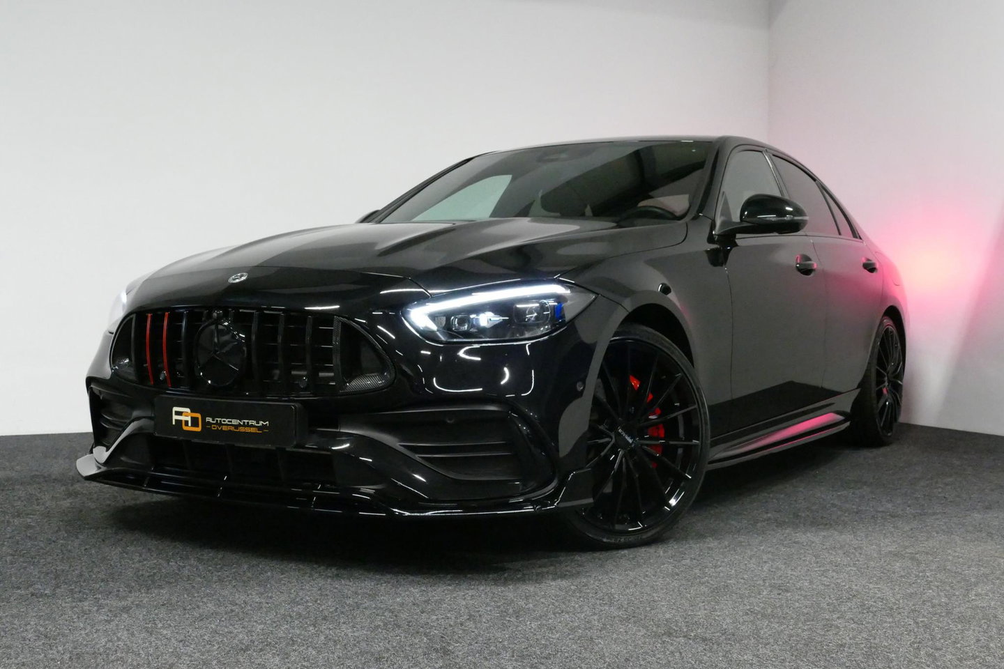 Mercedes-Benz C-Klasse 300 e AMG Line / C63S AMG Diffuser / Brabus Grille / Maxton Design Bodykit V.2 / Elektr. verstelbare voorstoelen + memory / Digital Light (Laser) / Rondomzichtcamera / Apple Carplay - Android Auto / Ambienteverlichting / 20'' LMV / Stoelverwarming / Dodeh