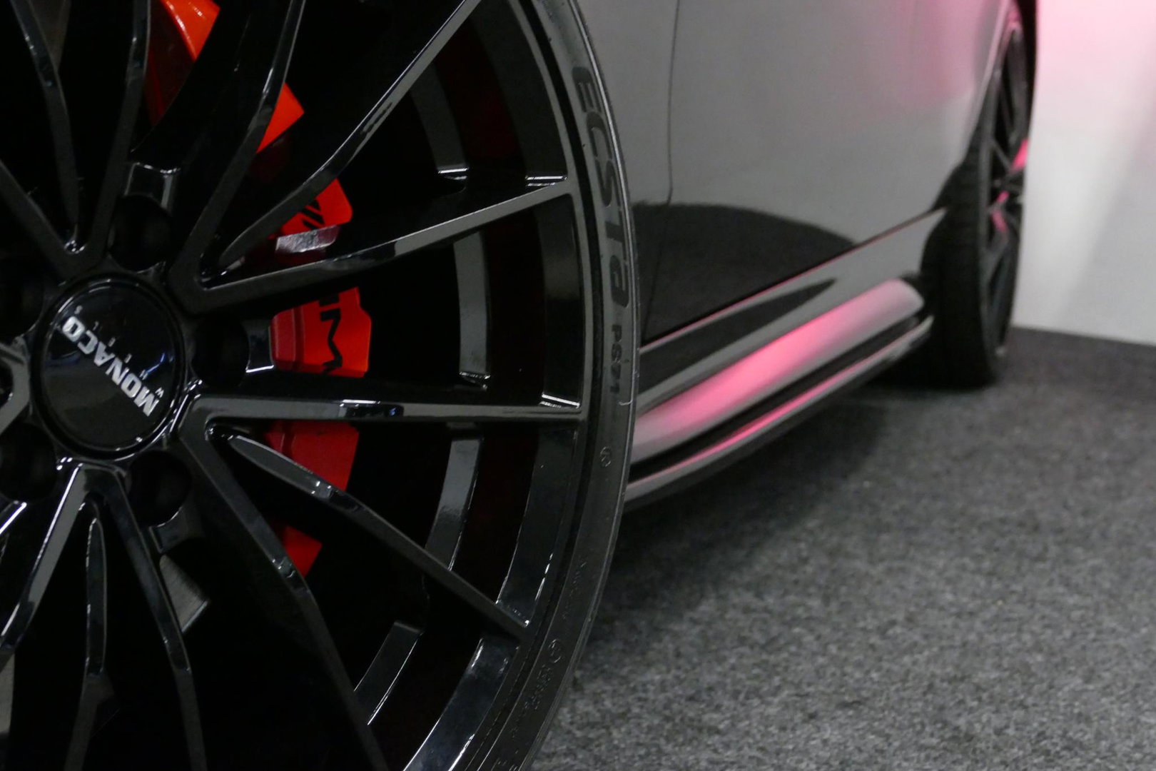 Mercedes-Benz C-Klasse 300 e AMG Line / C63S AMG Diffuser / Brabus Grille / Maxton Design Bodykit V.2 / Elektr. verstelbare voorstoelen + memory / Digital Light (Laser) / Rondomzichtcamera / Apple Carplay - Android Auto / Ambienteverlichting / 20'' LMV / Stoelverwarming / Dodeh
