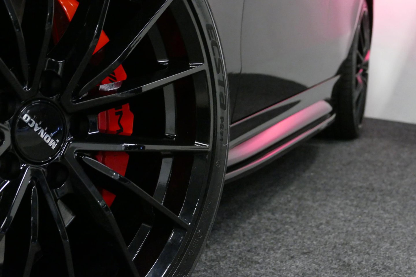 Mercedes-Benz C-Klasse 300 e AMG Line / C63S AMG Diffuser / Brabus Grille / Maxton Design Bodykit V.2 / Elektr. verstelbare voorstoelen + memory / Digital Light (Laser) / Rondomzichtcamera / Apple Carplay - Android Auto / Ambienteverlichting / 20'' LMV / Stoelverwarming / Dodeh