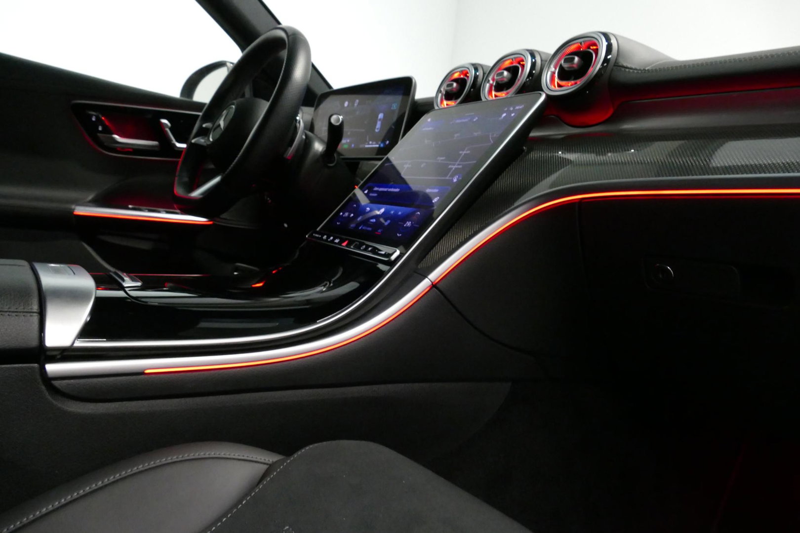 Mercedes-Benz C-Klasse 300 e AMG Line / C63S AMG Diffuser / Brabus Grille / Maxton Design Bodykit V.2 / Elektr. verstelbare voorstoelen + memory / Digital Light (Laser) / Rondomzichtcamera / Apple Carplay - Android Auto / Ambienteverlichting / 20'' LMV / Stoelverwarming / Dodeh
