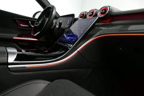 Mercedes-Benz C-Klasse 300 e AMG Line / C63S AMG Diffuser / Brabus Grille / Maxton Design Bodykit V.2 / Elektr. verstelbare voorstoelen + memory / Digital Light (Laser) / Rondomzichtcamera / Apple Carplay - Android Auto / Ambienteverlichting / 20'' LMV / Stoelverwarming / Dodeh