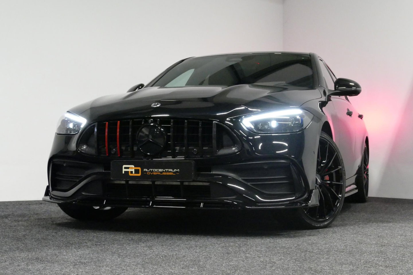 Mercedes-Benz C-Klasse 300 e AMG Line / C63S AMG Diffuser / Brabus Grille / Maxton Design Bodykit V.2 / Elektr. verstelbare voorstoelen + memory / Digital Light (Laser) / Rondomzichtcamera / Apple Carplay - Android Auto / Ambienteverlichting / 20'' LMV / Stoelverwarming / Dodeh