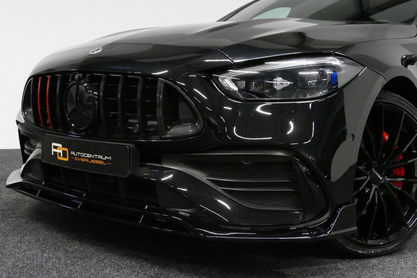 Mercedes-Benz C-Klasse 300 e AMG Line / C63S AMG Diffuser / Brabus Grille / Maxton Design Bodykit V.2 / Elektr. verstelbare voorstoelen + memory / Digital Light (Laser) / Rondomzichtcamera / Apple Carplay - Android Auto / Ambienteverlichting / 20'' LMV / Stoelverwarming / Dodeh