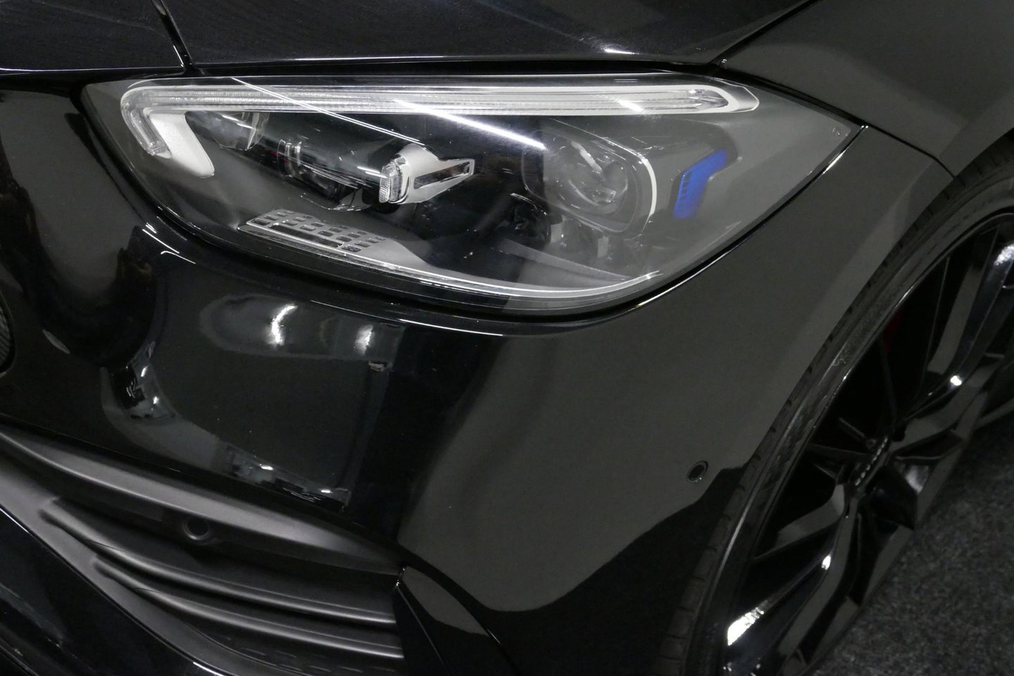 Mercedes-Benz C-Klasse 300 e AMG Line / C63S AMG Diffuser / Brabus Grille / Maxton Design Bodykit V.2 / Elektr. verstelbare voorstoelen + memory / Digital Light (Laser) / Rondomzichtcamera / Apple Carplay - Android Auto / Ambienteverlichting / 20'' LMV / Stoelverwarming / Dodeh