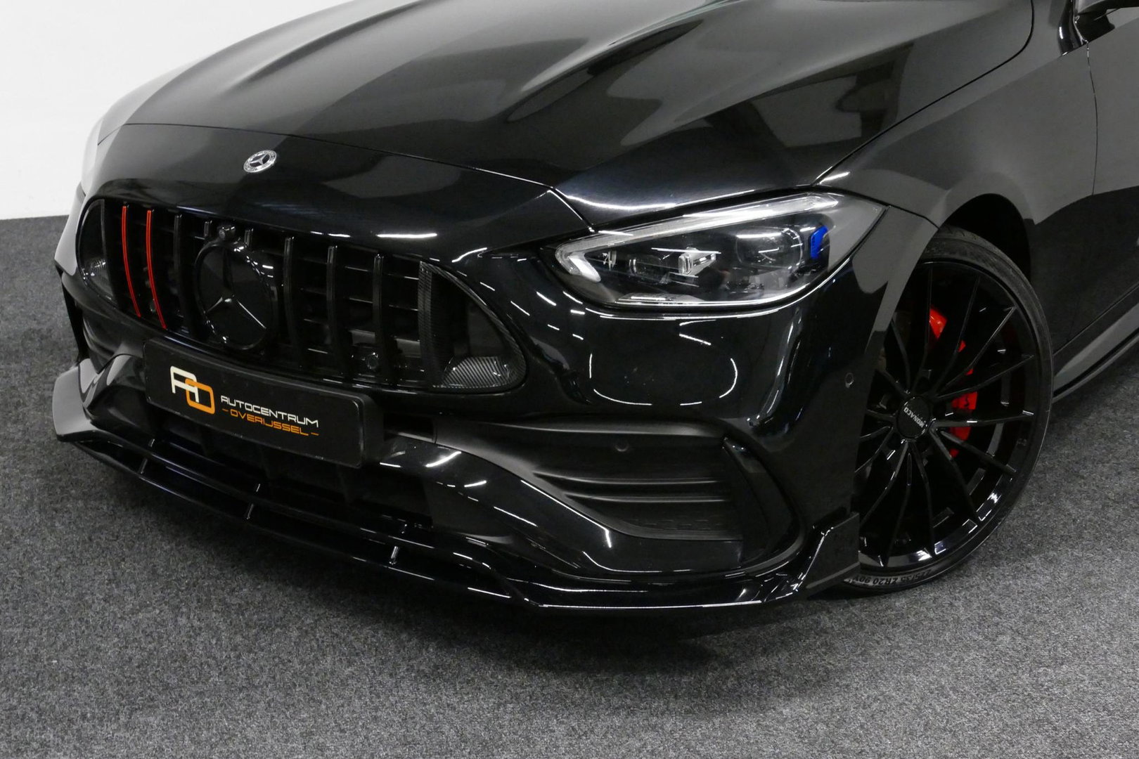 Mercedes-Benz C-Klasse 300 e AMG Line / C63S AMG Diffuser / Brabus Grille / Maxton Design Bodykit V.2 / Elektr. verstelbare voorstoelen + memory / Digital Light (Laser) / Rondomzichtcamera / Apple Carplay - Android Auto / Ambienteverlichting / 20'' LMV / Stoelverwarming / Dodeh