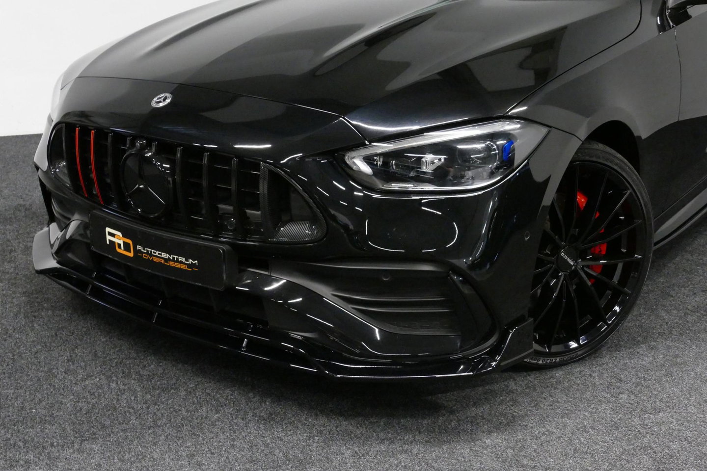Mercedes-Benz C-Klasse 300 e AMG Line / C63S AMG Diffuser / Brabus Grille / Maxton Design Bodykit V.2 / Elektr. verstelbare voorstoelen + memory / Digital Light (Laser) / Rondomzichtcamera / Apple Carplay - Android Auto / Ambienteverlichting / 20'' LMV / Stoelverwarming / Dodeh
