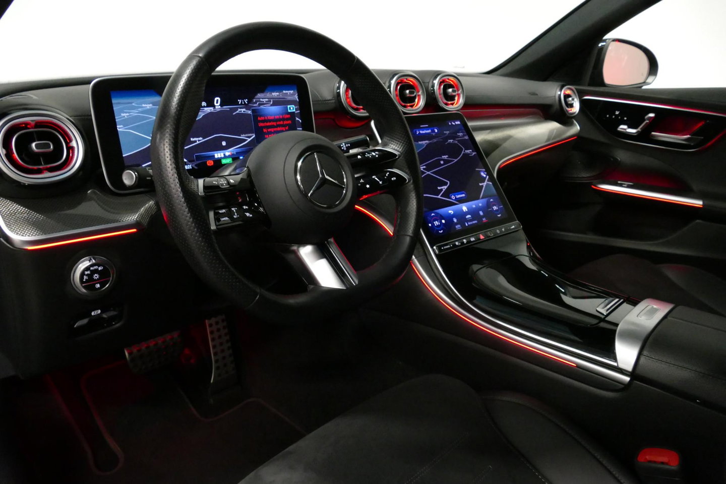 Mercedes-Benz C-Klasse 300 e AMG Line / C63S AMG Diffuser / Brabus Grille / Maxton Design Bodykit V.2 / Elektr. verstelbare voorstoelen + memory / Digital Light (Laser) / Rondomzichtcamera / Apple Carplay - Android Auto / Ambienteverlichting / 20'' LMV / Stoelverwarming / Dodeh