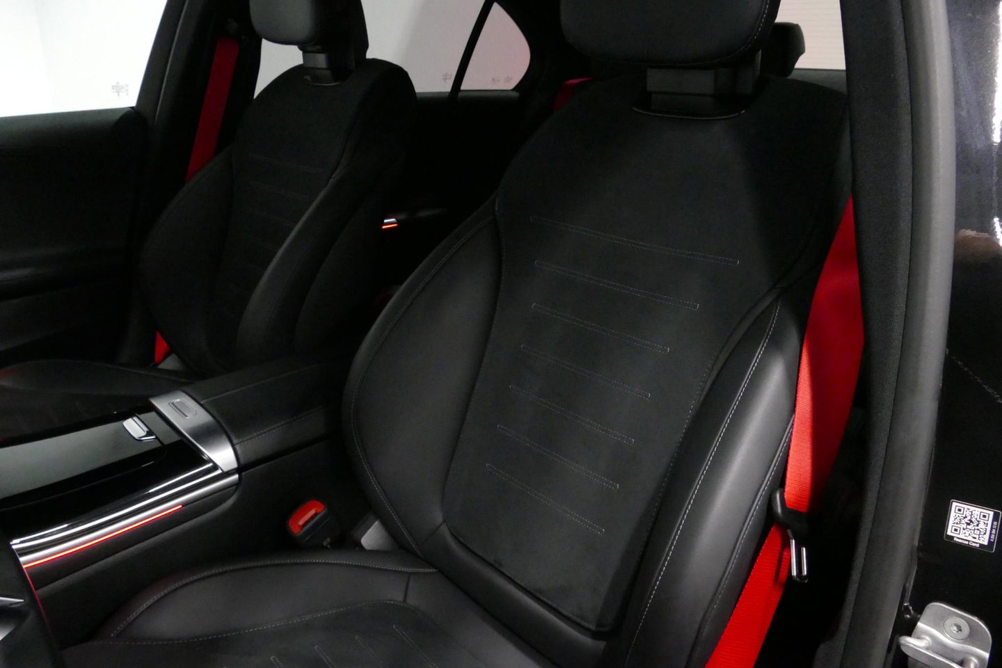 Mercedes-Benz C-Klasse 300 e AMG Line / C63S AMG Diffuser / Brabus Grille / Maxton Design Bodykit V.2 / Elektr. verstelbare voorstoelen + memory / Digital Light (Laser) / Rondomzichtcamera / Apple Carplay - Android Auto / Ambienteverlichting / 20'' LMV / Stoelverwarming / Dodeh