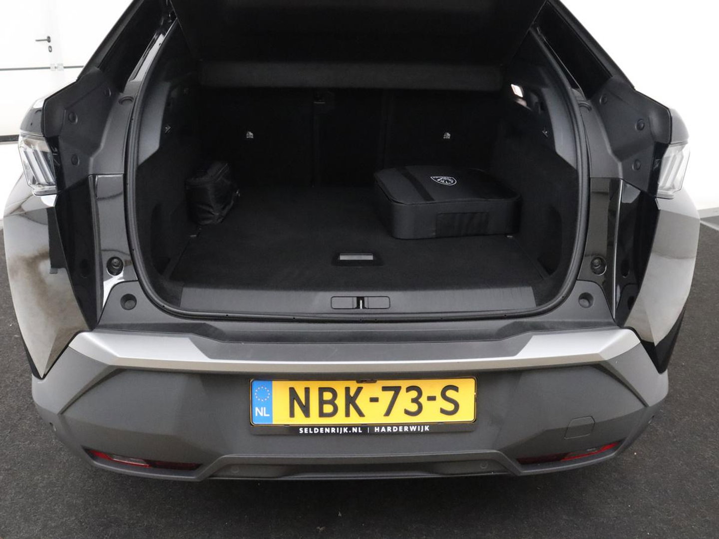 Peugeot E-3008 Allure Avantage 210 73 kWh | SOH % | Camera | Navigatie | LED | Apple Carplay |