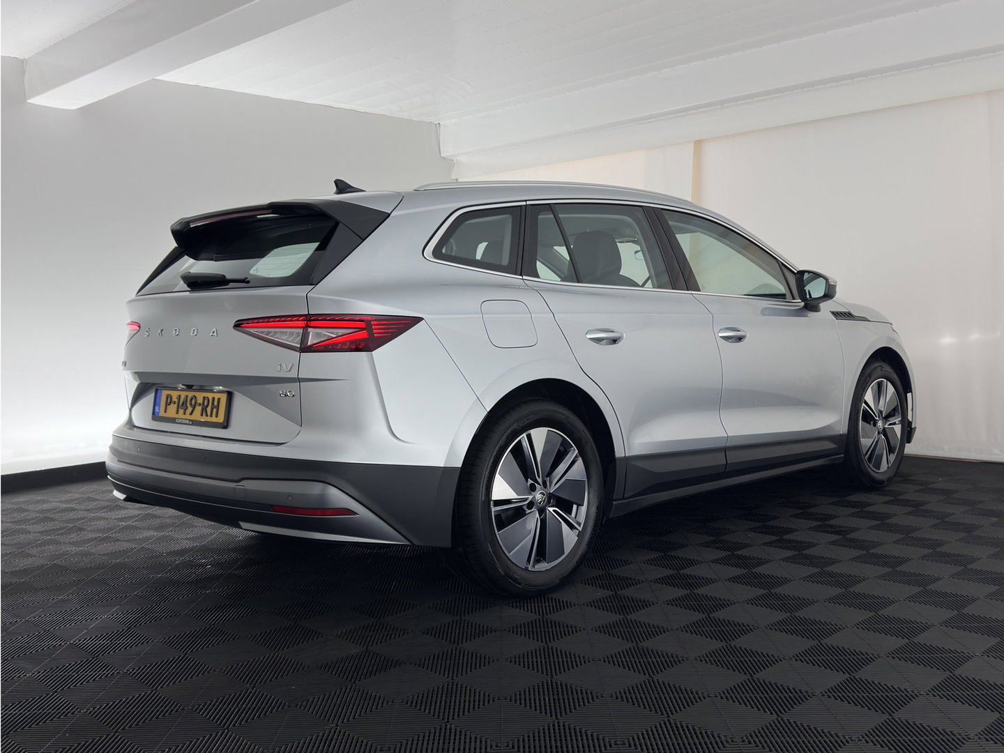 Škoda Enyaq iV 80 (INCL-BTW) *AUT | LEATHER-FABRIC | FULL-LED | DIGI-COCKPIT | CAMERA | KEYLESS | NAVI-FULLMAP | AMBIENTLIGHT | ECC | HEATED-COMFORTSEATS | DAB+ | PDC | CRUISE | CARPLAY | 17"ALU*