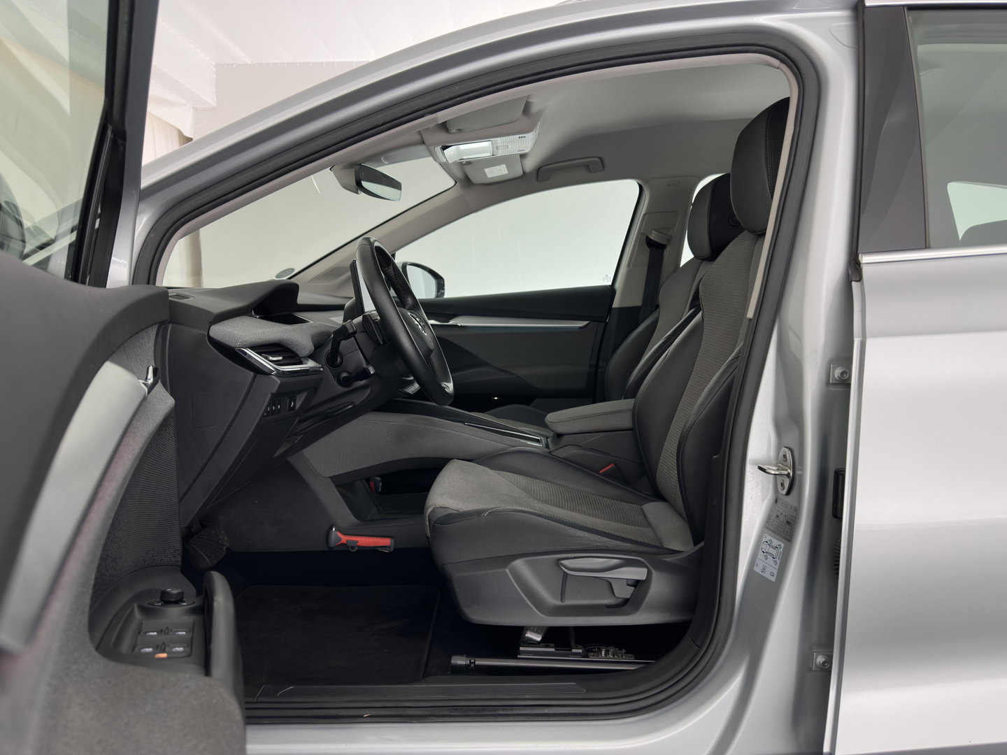 Škoda Enyaq iV 80 (INCL-BTW) *AUT | LEATHER-FABRIC | FULL-LED | DIGI-COCKPIT | CAMERA | KEYLESS | NAVI-FULLMAP | AMBIENTLIGHT | ECC | HEATED-COMFORTSEATS | DAB+ | PDC | CRUISE | CARPLAY | 17"ALU*
