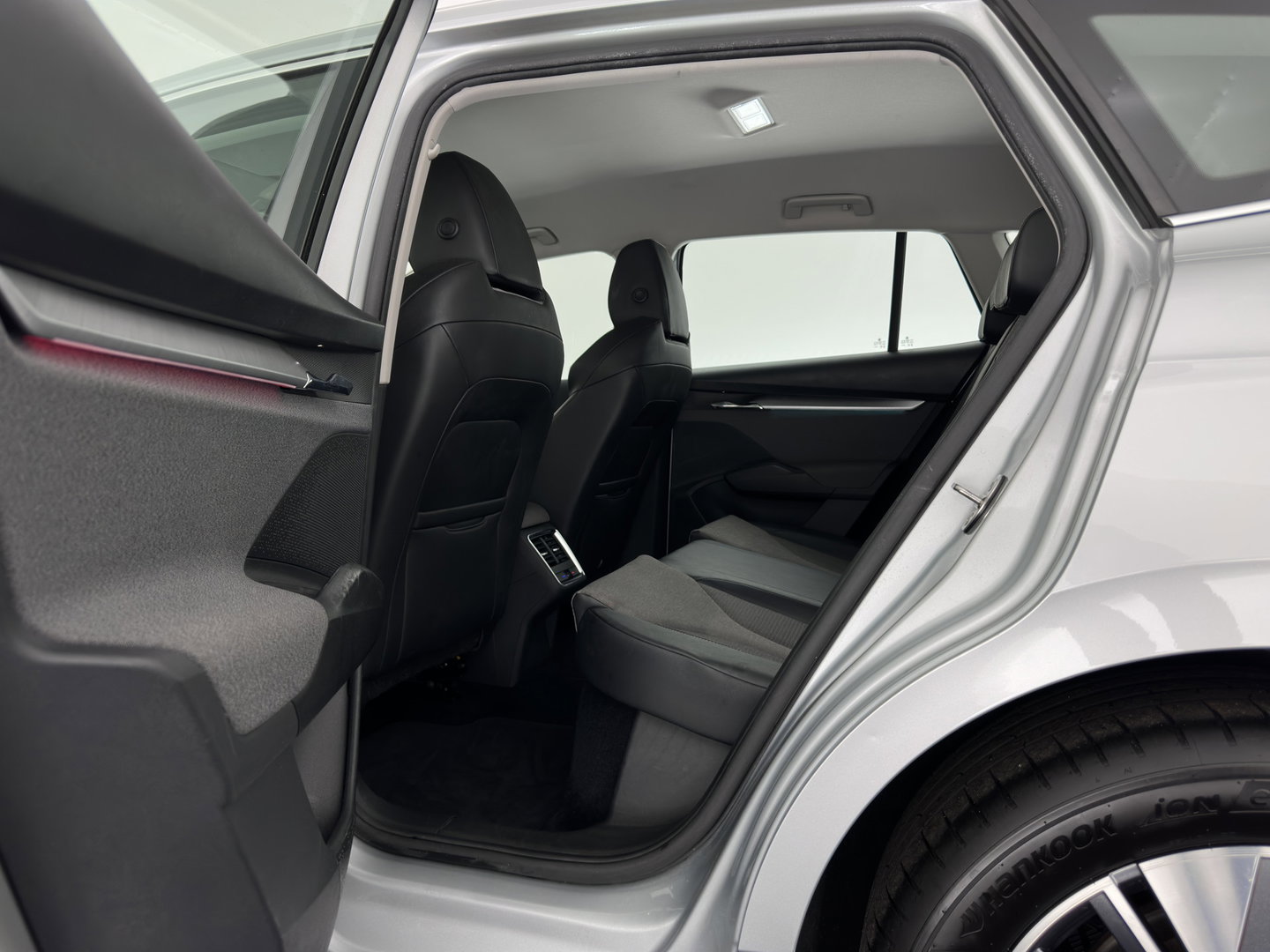 Škoda Enyaq iV 80 (INCL-BTW) *AUT | LEATHER-FABRIC | FULL-LED | DIGI-COCKPIT | CAMERA | KEYLESS | NAVI-FULLMAP | AMBIENTLIGHT | ECC | HEATED-COMFORTSEATS | DAB+ | PDC | CRUISE | CARPLAY | 17"ALU*