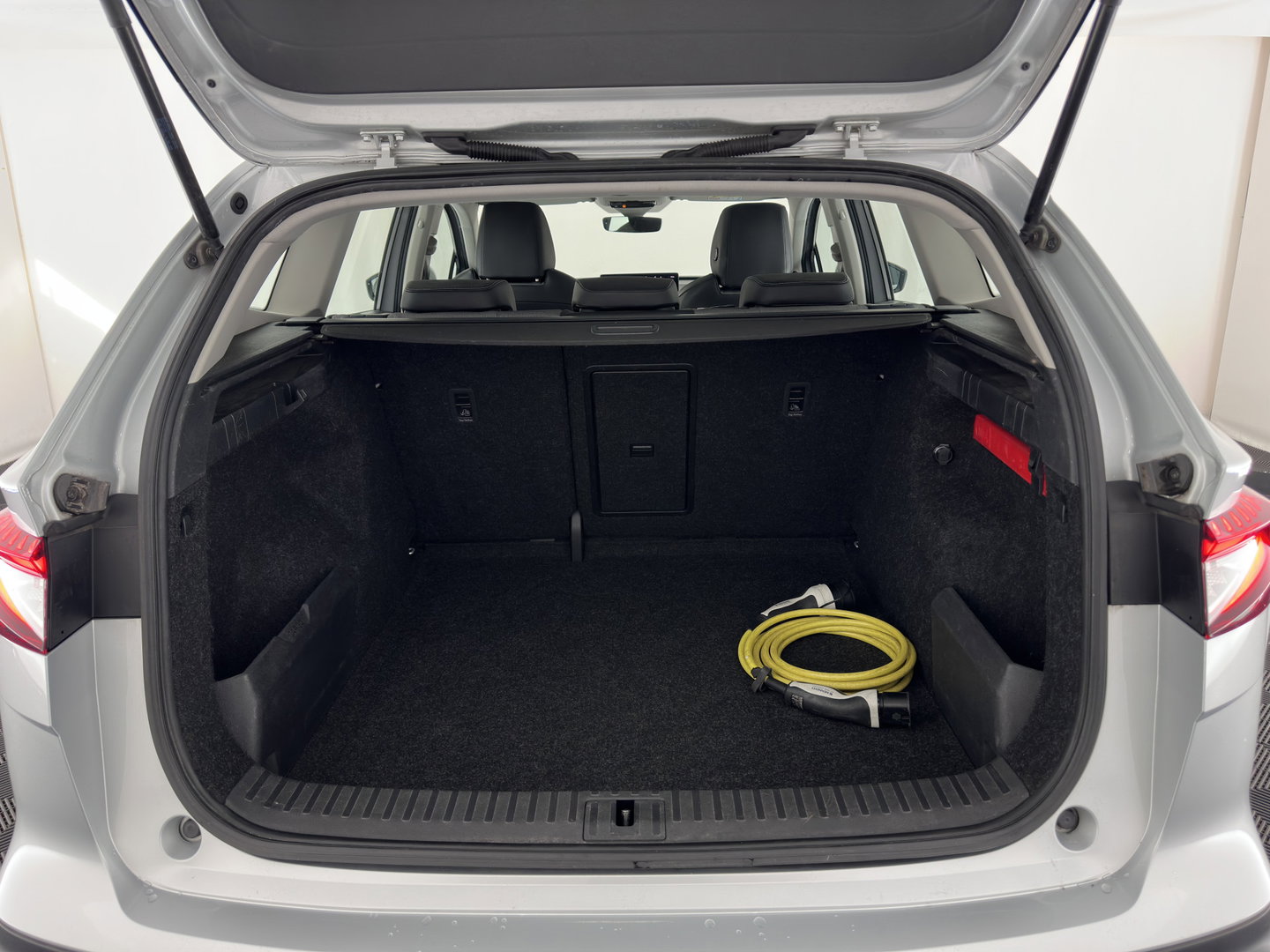 Škoda Enyaq iV 80 (INCL-BTW) *AUT | LEATHER-FABRIC | FULL-LED | DIGI-COCKPIT | CAMERA | KEYLESS | NAVI-FULLMAP | AMBIENTLIGHT | ECC | HEATED-COMFORTSEATS | DAB+ | PDC | CRUISE | CARPLAY | 17"ALU*