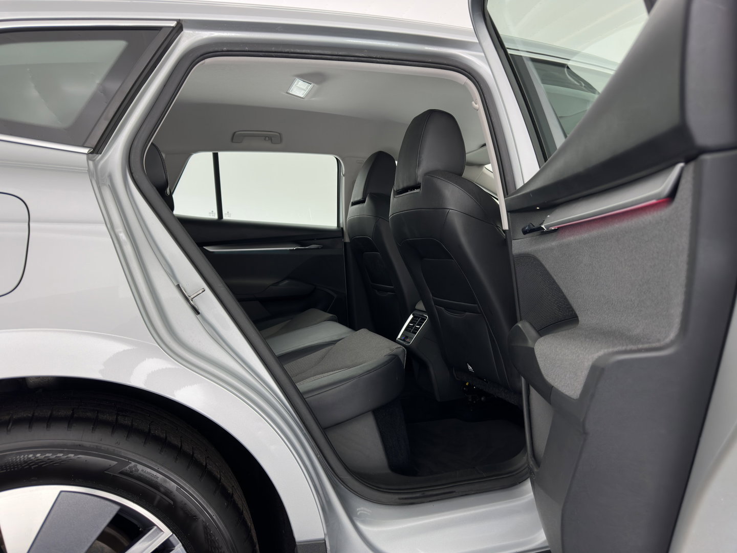 Škoda Enyaq iV 80 (INCL-BTW) *AUT | LEATHER-FABRIC | FULL-LED | DIGI-COCKPIT | CAMERA | KEYLESS | NAVI-FULLMAP | AMBIENTLIGHT | ECC | HEATED-COMFORTSEATS | DAB+ | PDC | CRUISE | CARPLAY | 17"ALU*