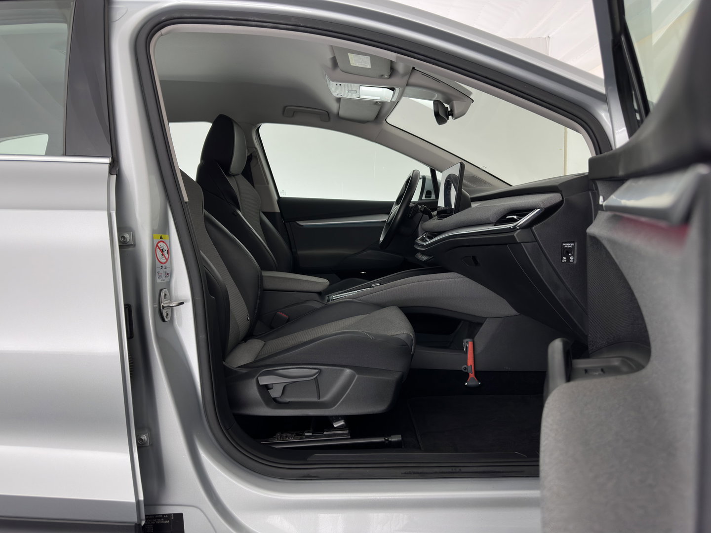 Škoda Enyaq iV 80 (INCL-BTW) *AUT | LEATHER-FABRIC | FULL-LED | DIGI-COCKPIT | CAMERA | KEYLESS | NAVI-FULLMAP | AMBIENTLIGHT | ECC | HEATED-COMFORTSEATS | DAB+ | PDC | CRUISE | CARPLAY | 17"ALU*