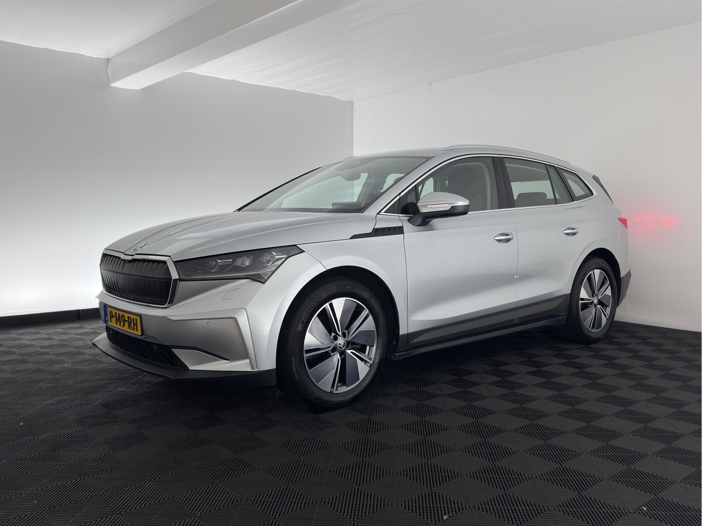 Škoda Enyaq iV 80 (INCL-BTW) *AUT | LEATHER-FABRIC | FULL-LED | DIGI-COCKPIT | CAMERA | KEYLESS | NAVI-FULLMAP | AMBIENTLIGHT | ECC | HEATED-COMFORTSEATS | DAB+ | PDC | CRUISE | CARPLAY | 17"ALU*