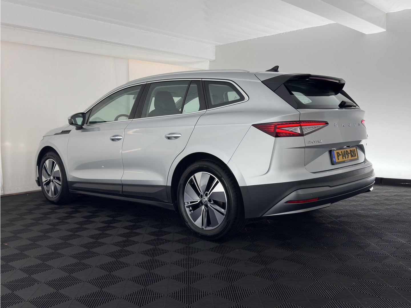 Škoda Enyaq iV 80 (INCL-BTW) *AUT | LEATHER-FABRIC | FULL-LED | DIGI-COCKPIT | CAMERA | KEYLESS | NAVI-FULLMAP | AMBIENTLIGHT | ECC | HEATED-COMFORTSEATS | DAB+ | PDC | CRUISE | CARPLAY | 17"ALU*