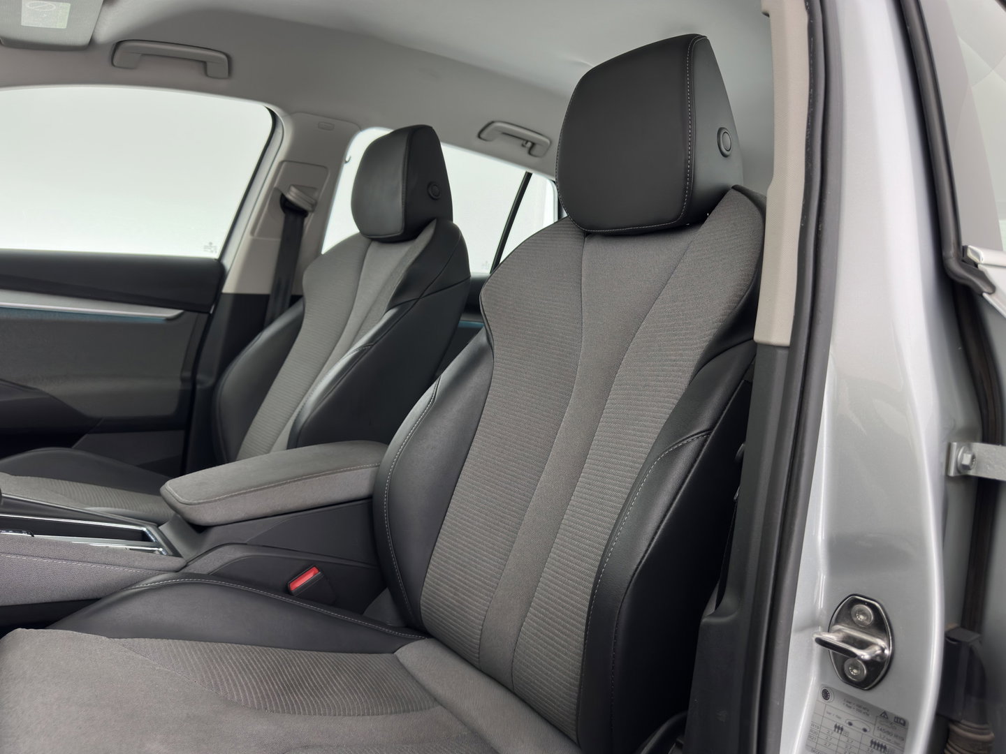 Škoda Enyaq iV 80 (INCL-BTW) *AUT | LEATHER-FABRIC | FULL-LED | DIGI-COCKPIT | CAMERA | KEYLESS | NAVI-FULLMAP | AMBIENTLIGHT | ECC | HEATED-COMFORTSEATS | DAB+ | PDC | CRUISE | CARPLAY | 17"ALU*