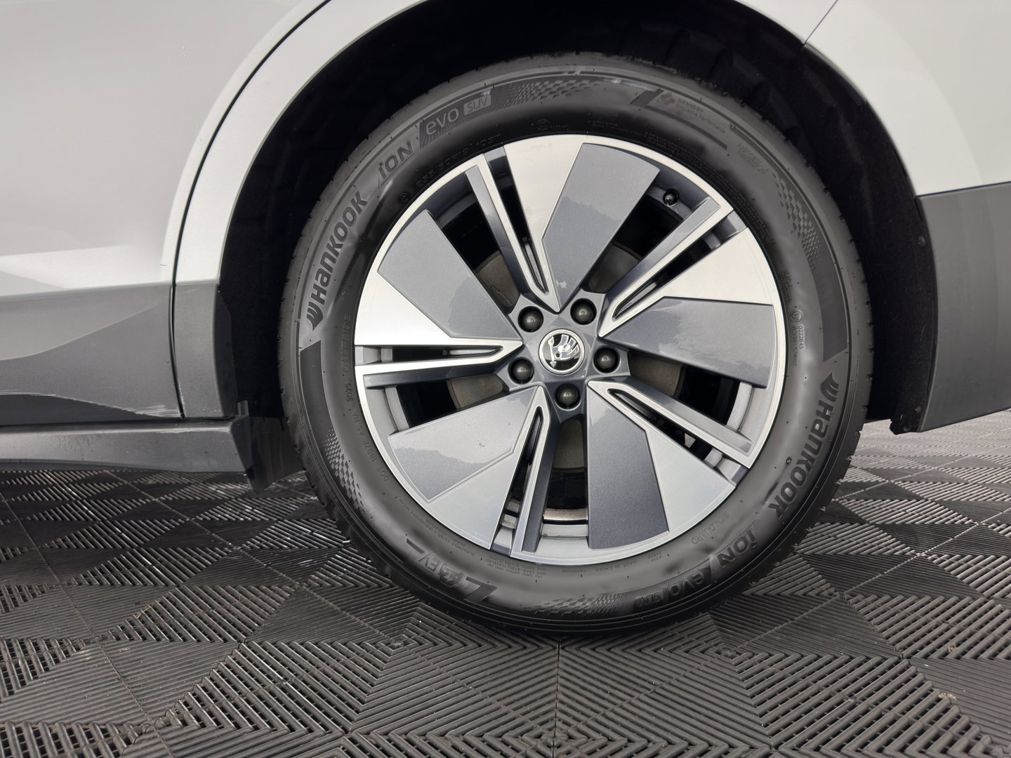 Škoda Enyaq iV 80 (INCL-BTW) *AUT | LEATHER-FABRIC | FULL-LED | DIGI-COCKPIT | CAMERA | KEYLESS | NAVI-FULLMAP | AMBIENTLIGHT | ECC | HEATED-COMFORTSEATS | DAB+ | PDC | CRUISE | CARPLAY | 17"ALU*