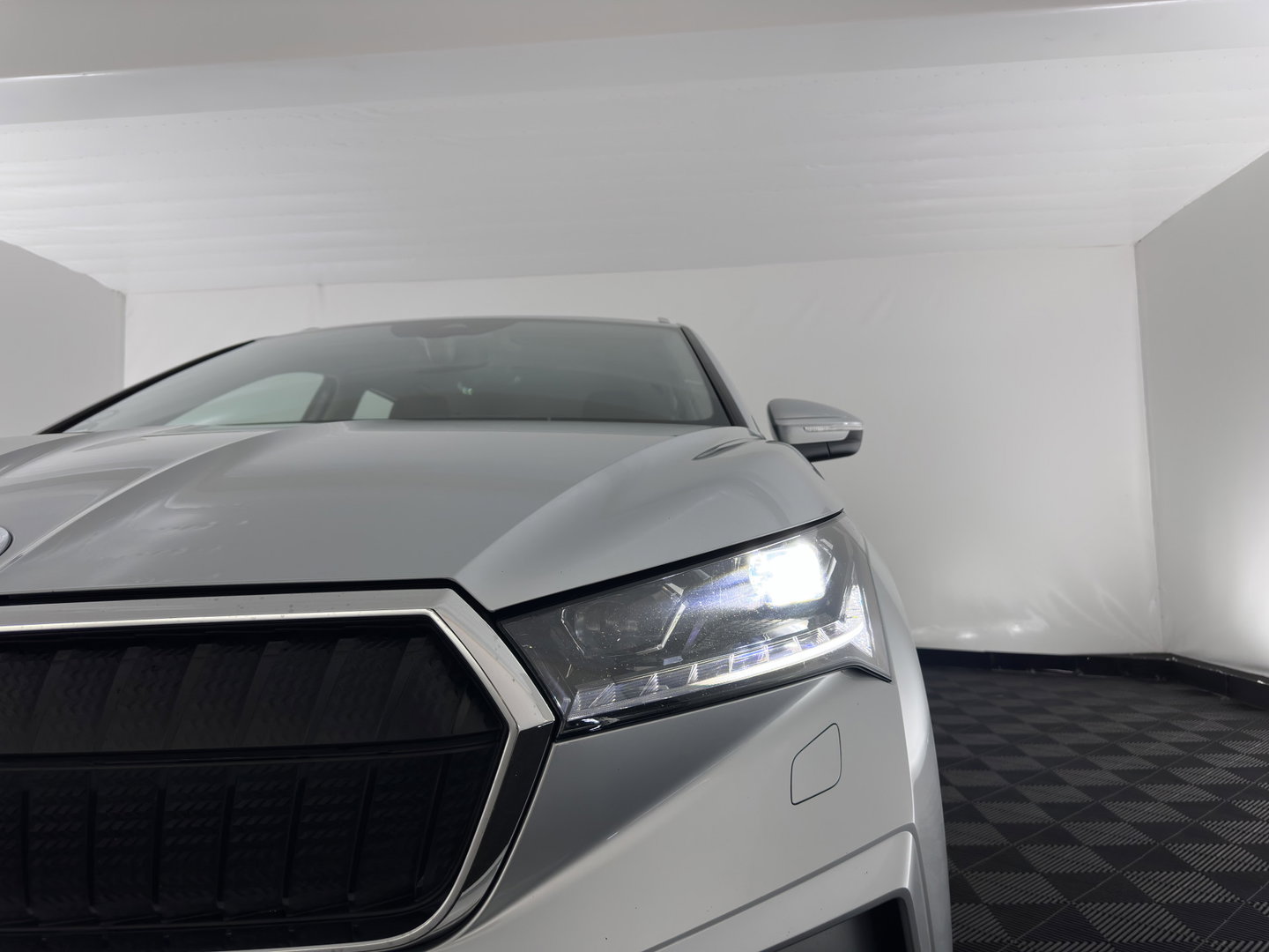 Škoda Enyaq iV 80 (INCL-BTW) *AUT | LEATHER-FABRIC | FULL-LED | DIGI-COCKPIT | CAMERA | KEYLESS | NAVI-FULLMAP | AMBIENTLIGHT | ECC | HEATED-COMFORTSEATS | DAB+ | PDC | CRUISE | CARPLAY | 17"ALU*