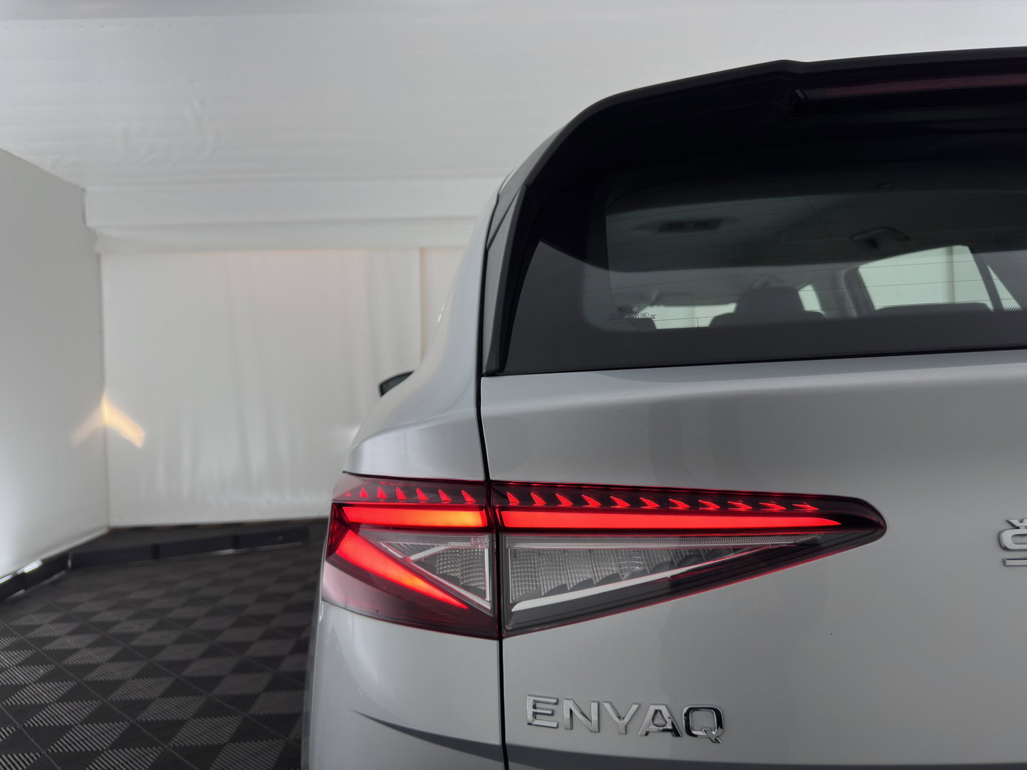 Škoda Enyaq iV 80 (INCL-BTW) *AUT | LEATHER-FABRIC | FULL-LED | DIGI-COCKPIT | CAMERA | KEYLESS | NAVI-FULLMAP | AMBIENTLIGHT | ECC | HEATED-COMFORTSEATS | DAB+ | PDC | CRUISE | CARPLAY | 17"ALU*
