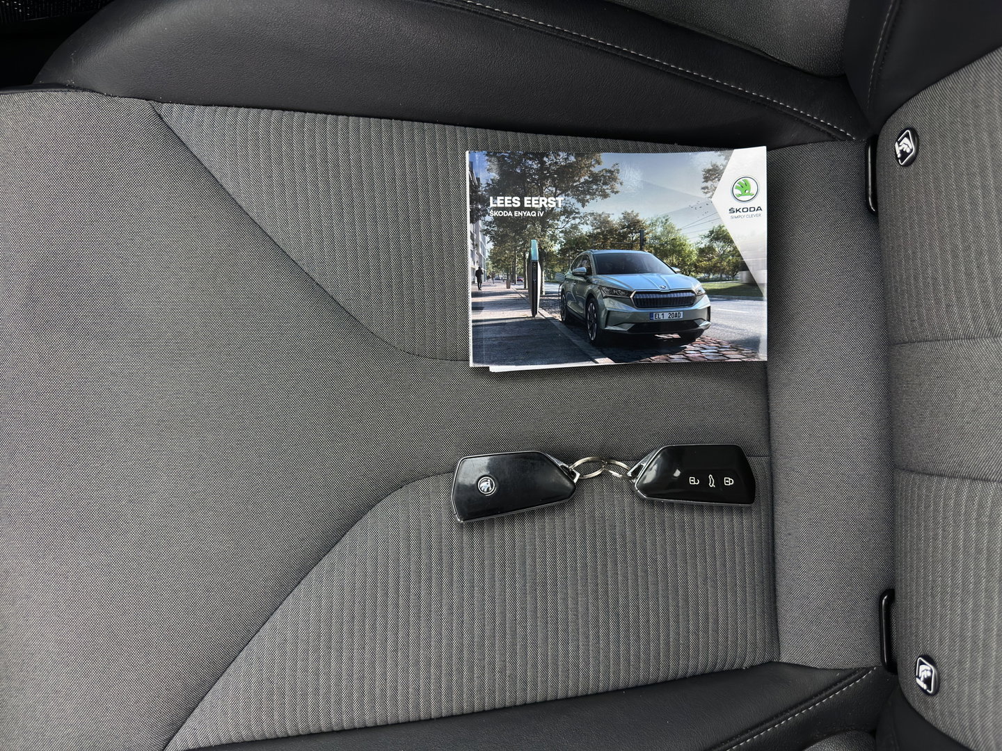 Škoda Enyaq iV 80 (INCL-BTW) *AUT | LEATHER-FABRIC | FULL-LED | DIGI-COCKPIT | CAMERA | KEYLESS | NAVI-FULLMAP | AMBIENTLIGHT | ECC | HEATED-COMFORTSEATS | DAB+ | PDC | CRUISE | CARPLAY | 17"ALU*