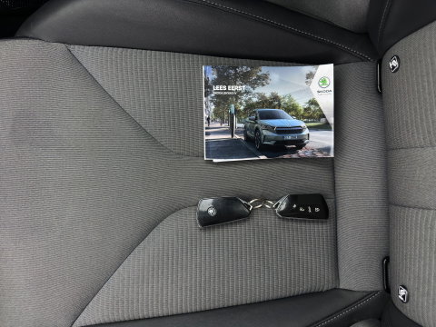 Škoda Enyaq iV 80 (INCL-BTW) *AUT | LEATHER-FABRIC | FULL-LED | DIGI-COCKPIT | CAMERA | KEYLESS | NAVI-FULLMAP | AMBIENTLIGHT | ECC | HEATED-COMFORTSEATS | DAB+ | PDC | CRUISE | CARPLAY | 17"ALU*