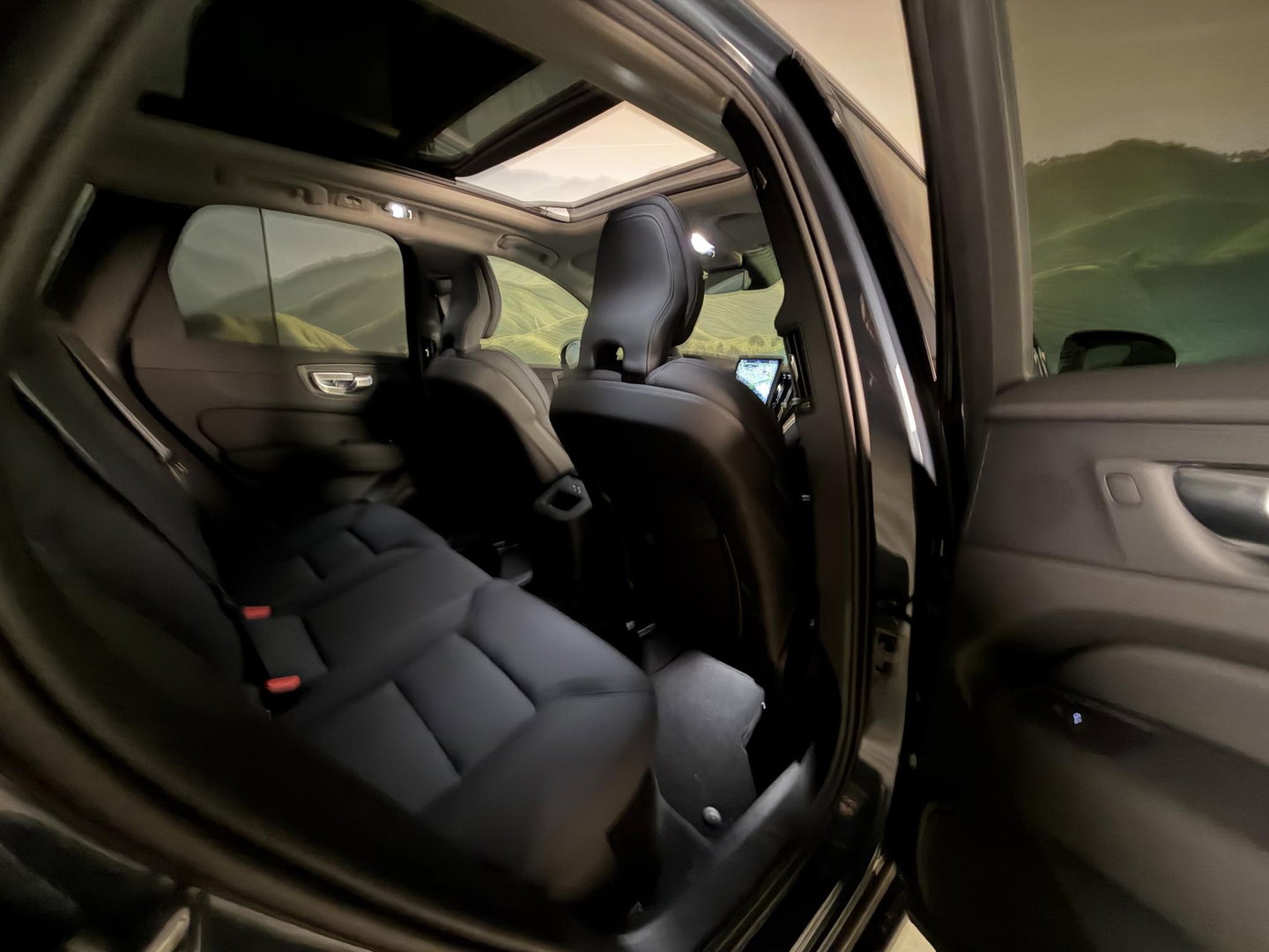 Volvo XC60 2.0 T8 Plug-in hybrid AWD Ultra Dark Maxton pakket  l 21 inc l 360 l stoel verwarming l 455pk
