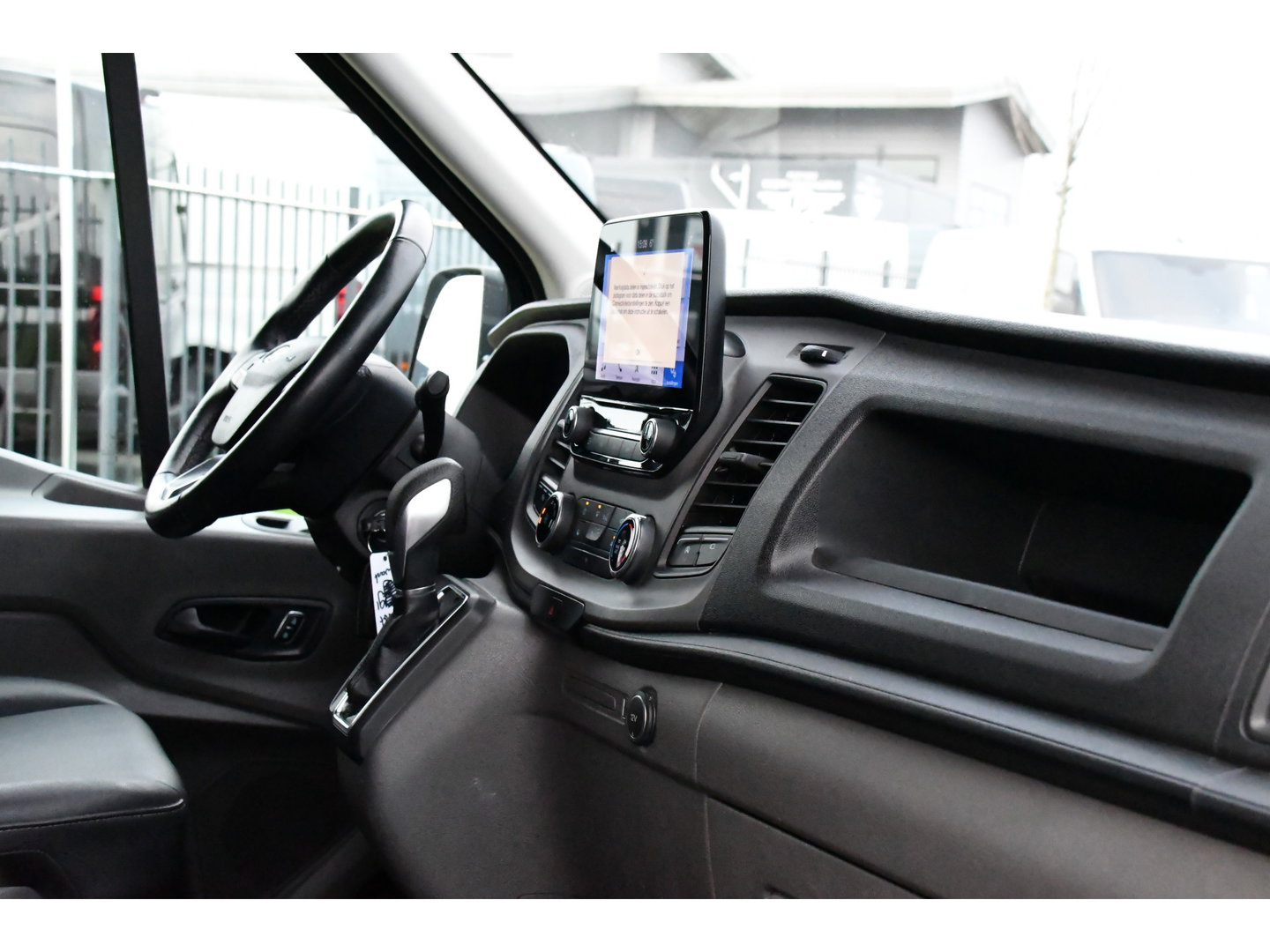 Ford Transit 350 2.0 TDCI L3H2 Black Edition Camera, Cruise, Caplay, Automaat, 130PK, Trekhaak, Multimedia, Sensoren, UNIEK!