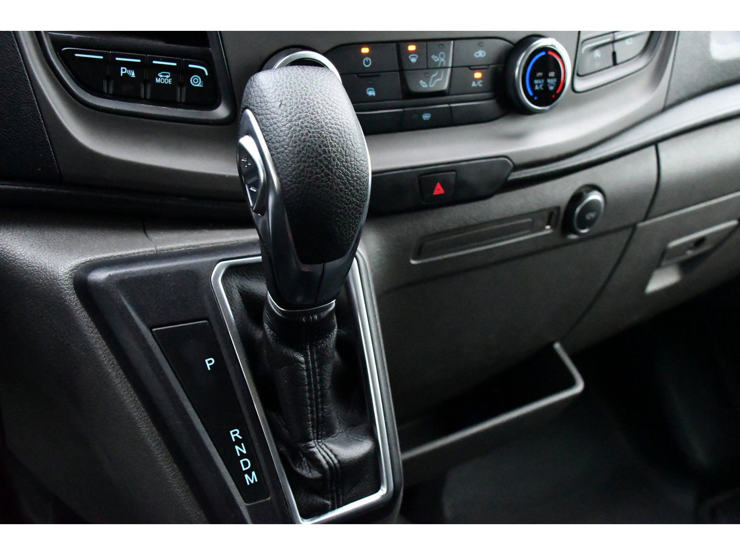 Ford Transit 350 2.0 TDCI L3H2 Black Edition Camera, Cruise, Caplay, Automaat, 130PK, Trekhaak, Multimedia, Sensoren, UNIEK!