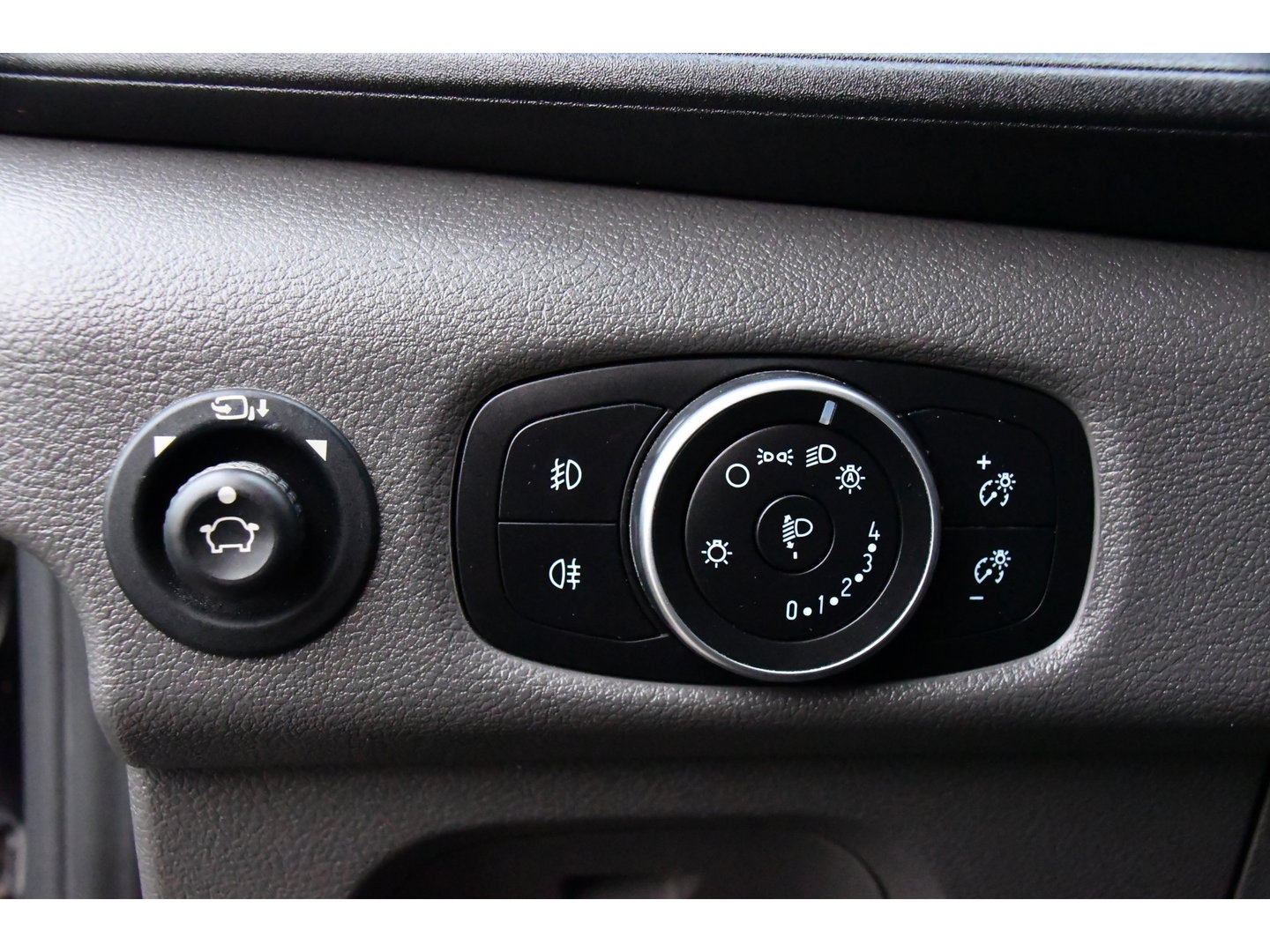 Ford Transit 350 2.0 TDCI L3H2 Black Edition Camera, Cruise, Caplay, Automaat, 130PK, Trekhaak, Multimedia, Sensoren, UNIEK!