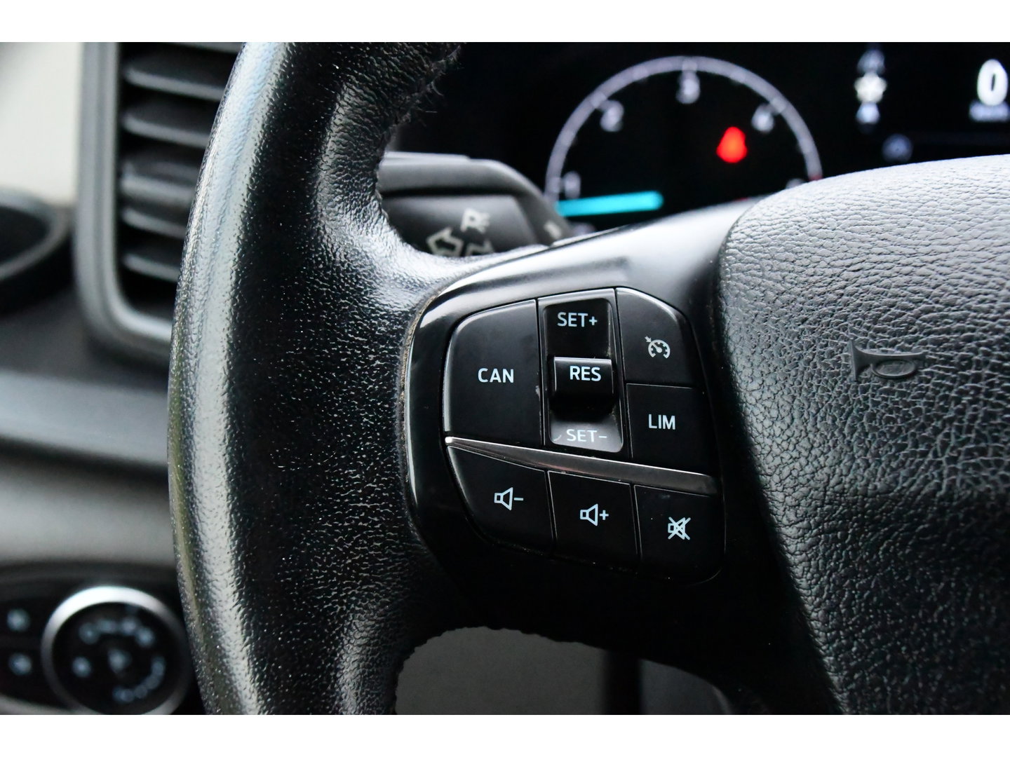 Ford Transit 350 2.0 TDCI L3H2 Black Edition Camera, Cruise, Caplay, Automaat, 130PK, Trekhaak, Multimedia, Sensoren, UNIEK!