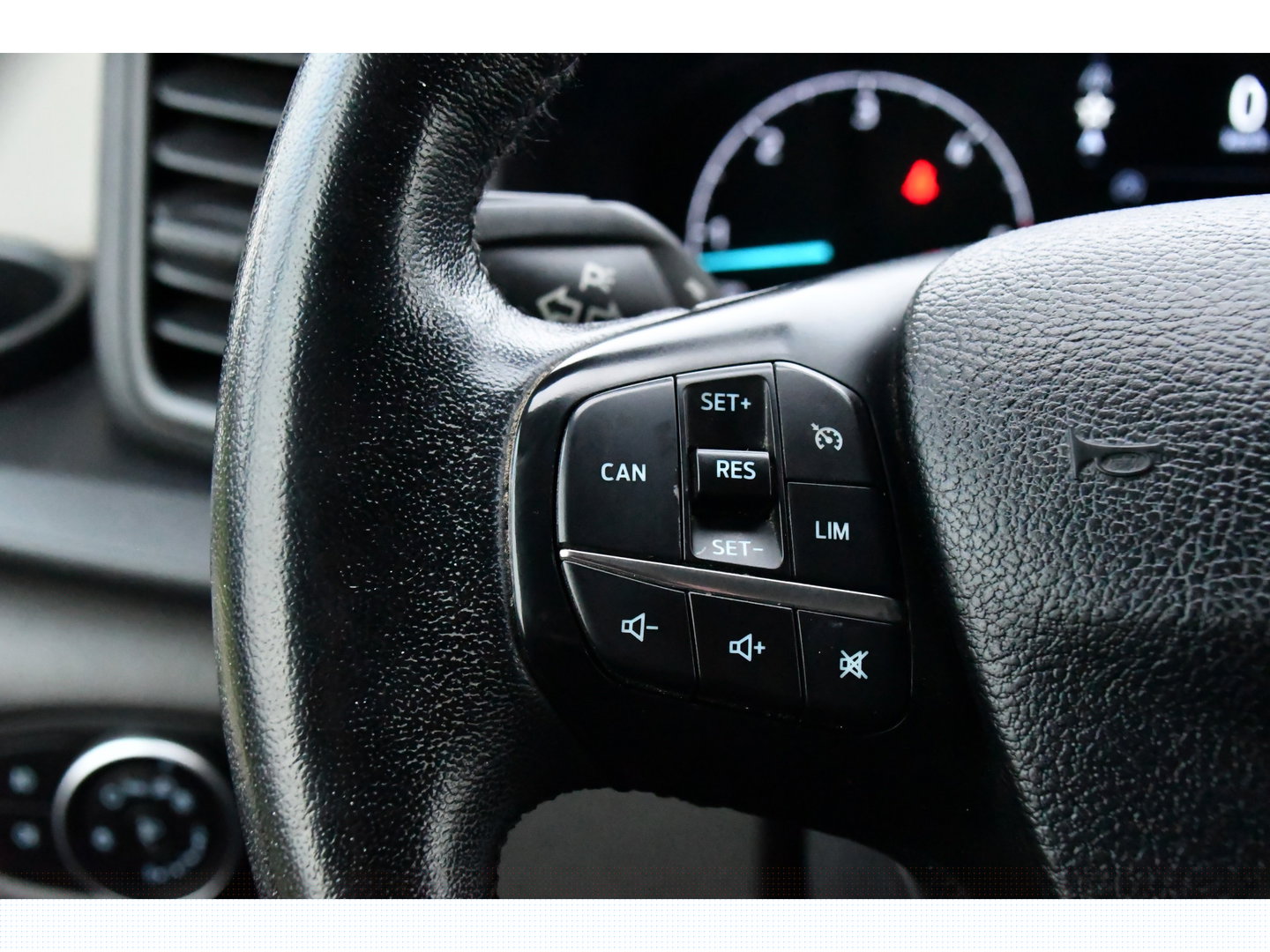 Ford Transit 350 2.0 TDCI L3H2 Black Edition Camera, Cruise, Caplay, Automaat, 130PK, Trekhaak, Multimedia, Sensoren, UNIEK!