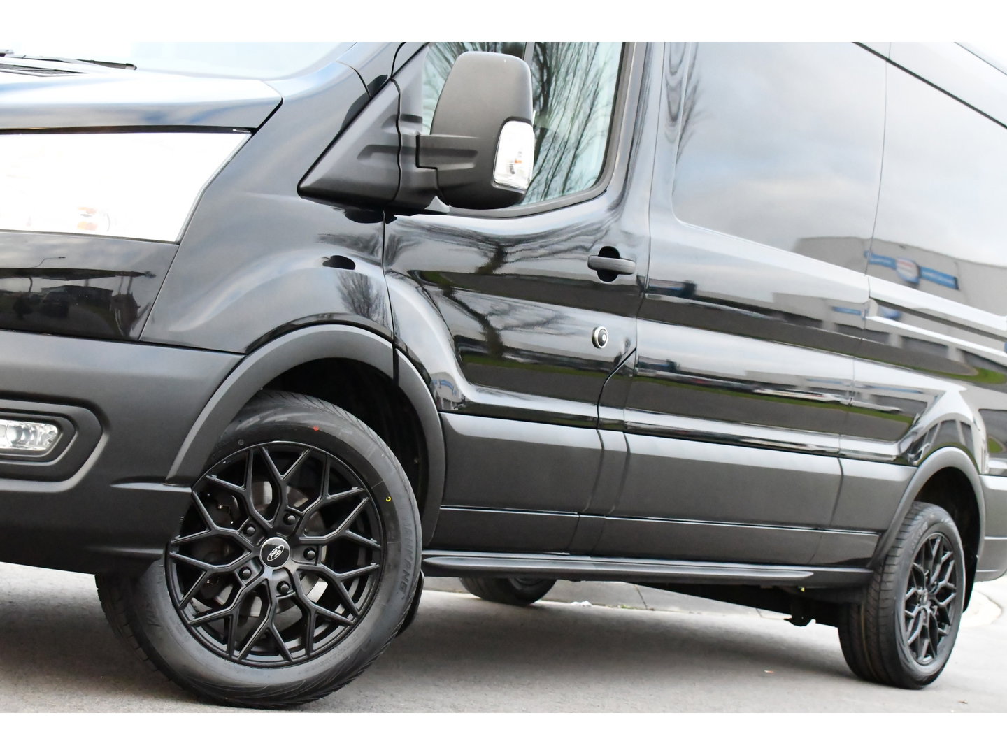 Ford Transit 350 2.0 TDCI L3H2 Black Edition Camera, Cruise, Caplay, Automaat, 130PK, Trekhaak, Multimedia, Sensoren, UNIEK!
