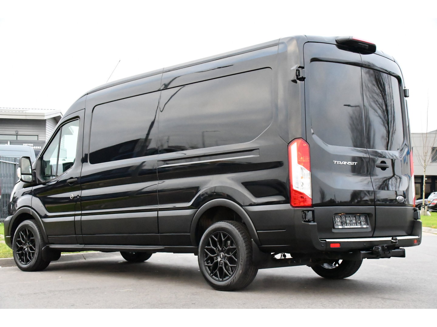 Ford Transit 350 2.0 TDCI L3H2 Black Edition Camera, Cruise, Caplay, Automaat, 130PK, Trekhaak, Multimedia, Sensoren, UNIEK!