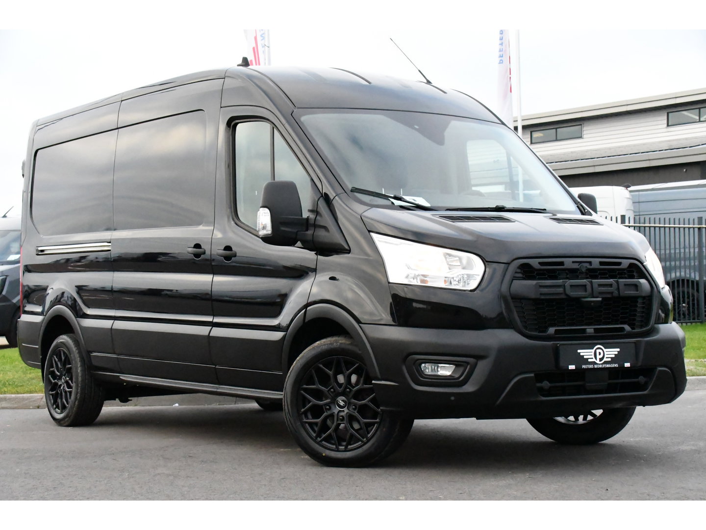 Ford Transit 350 2.0 TDCI L3H2 Black Edition Camera, Cruise, Caplay, Automaat, 130PK, Trekhaak, Multimedia, Sensoren, UNIEK!