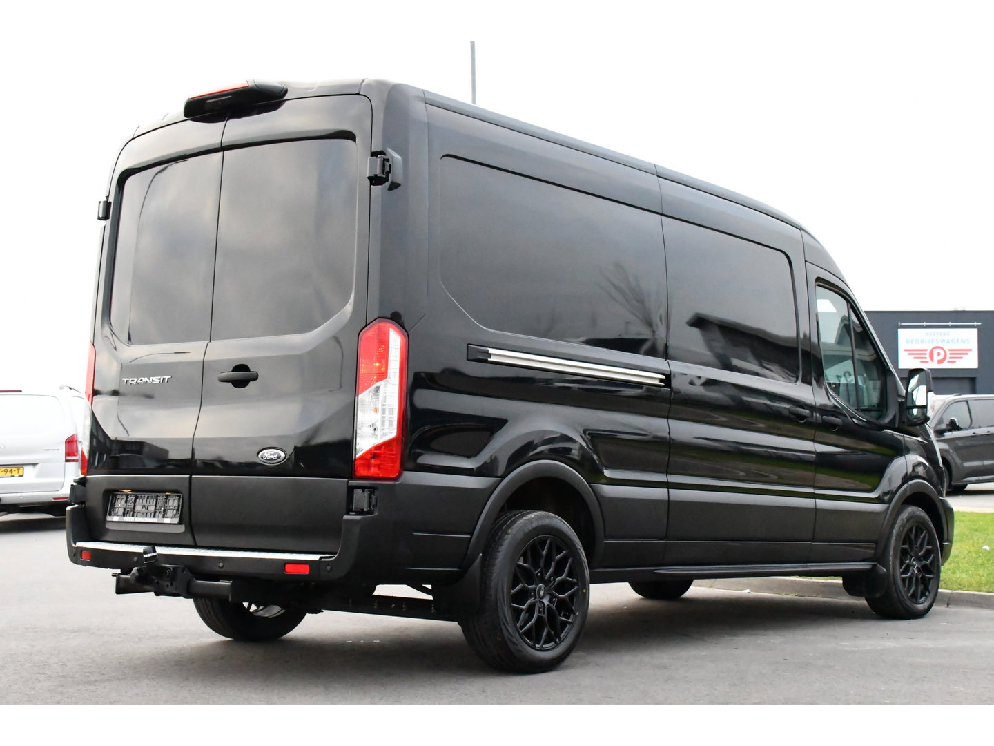 Ford Transit 350 2.0 TDCI L3H2 Black Edition Camera, Cruise, Caplay, Automaat, 130PK, Trekhaak, Multimedia, Sensoren, UNIEK!